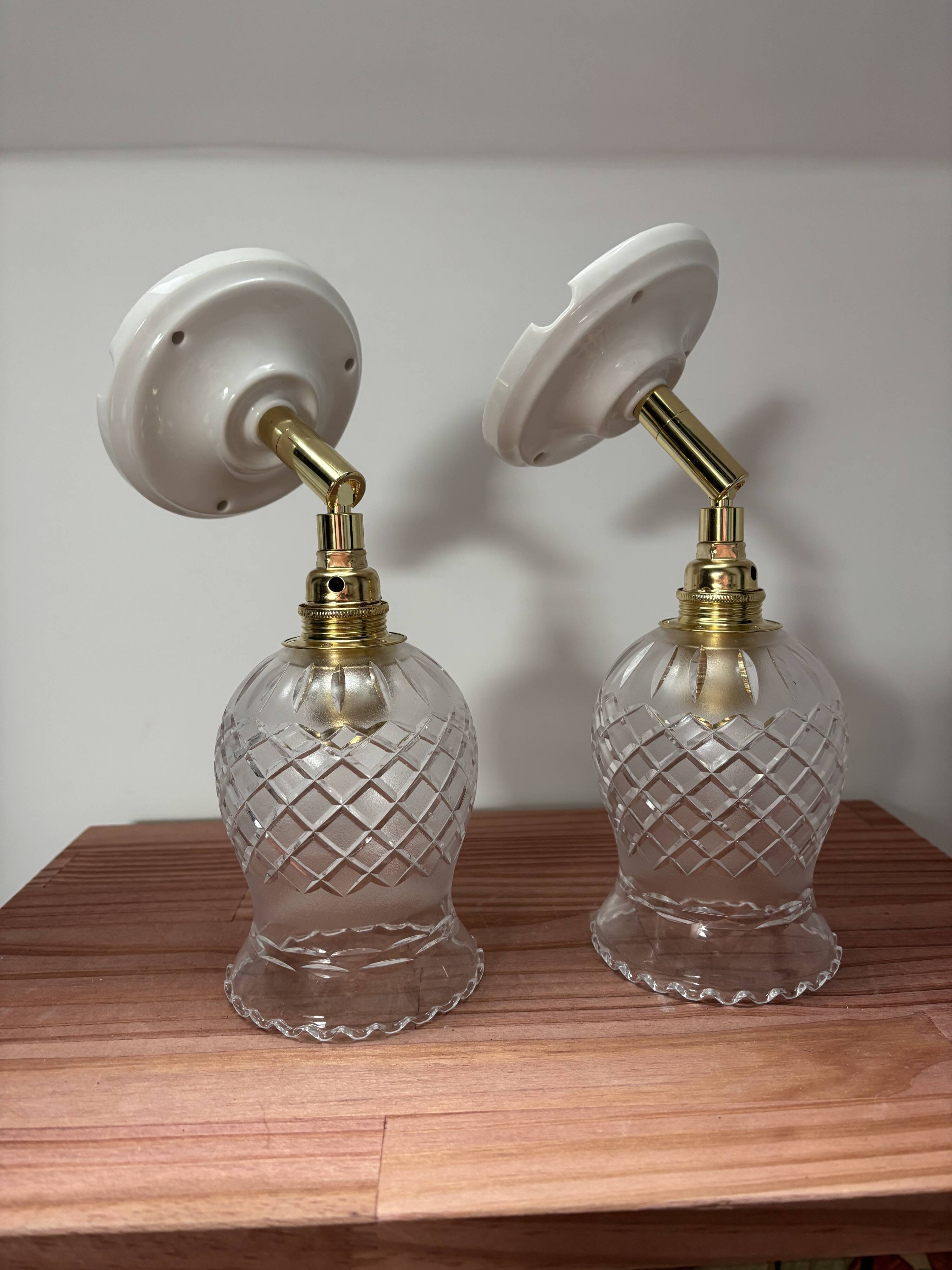Paire d’appliques vintage en verre ciselé