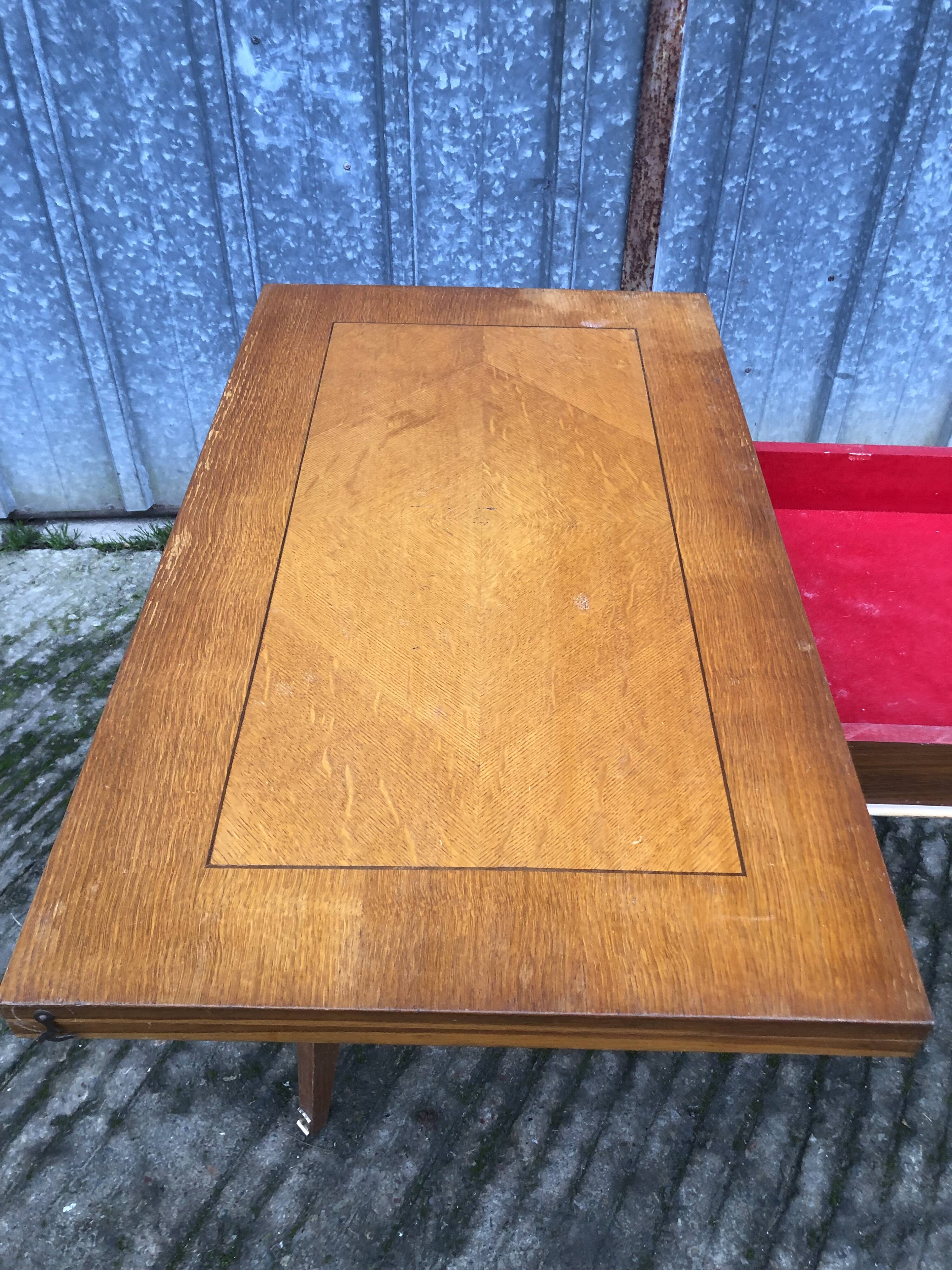 Table vintage portefeuille en chêne aux pieds compas.