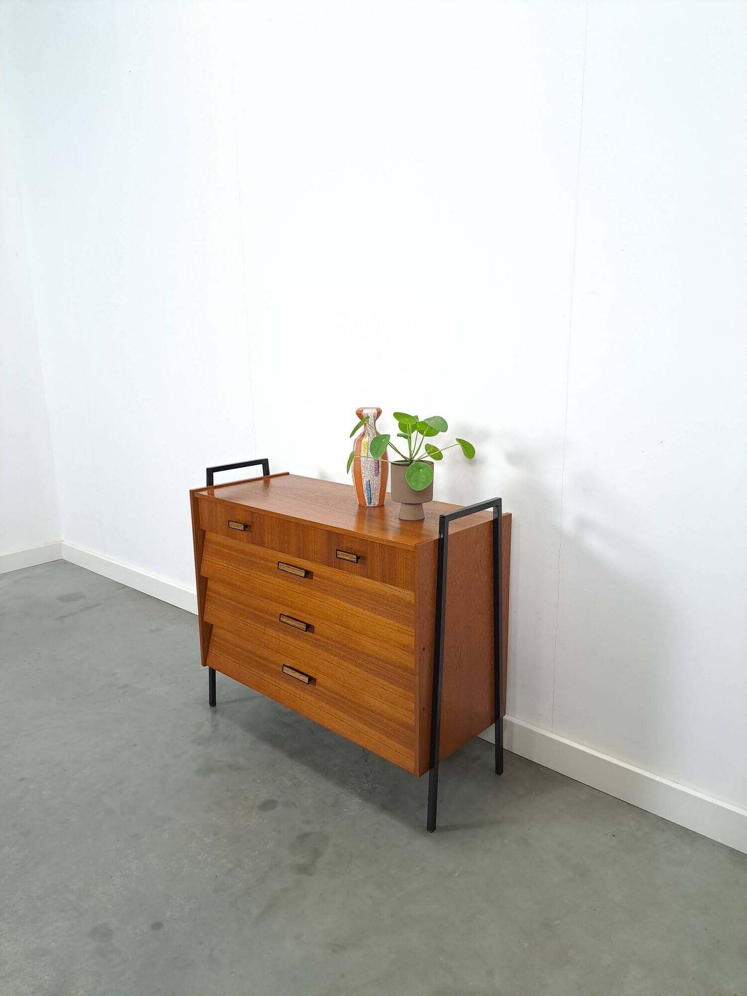 Teak schoenenkast met zwart metalen poten, nr. 1