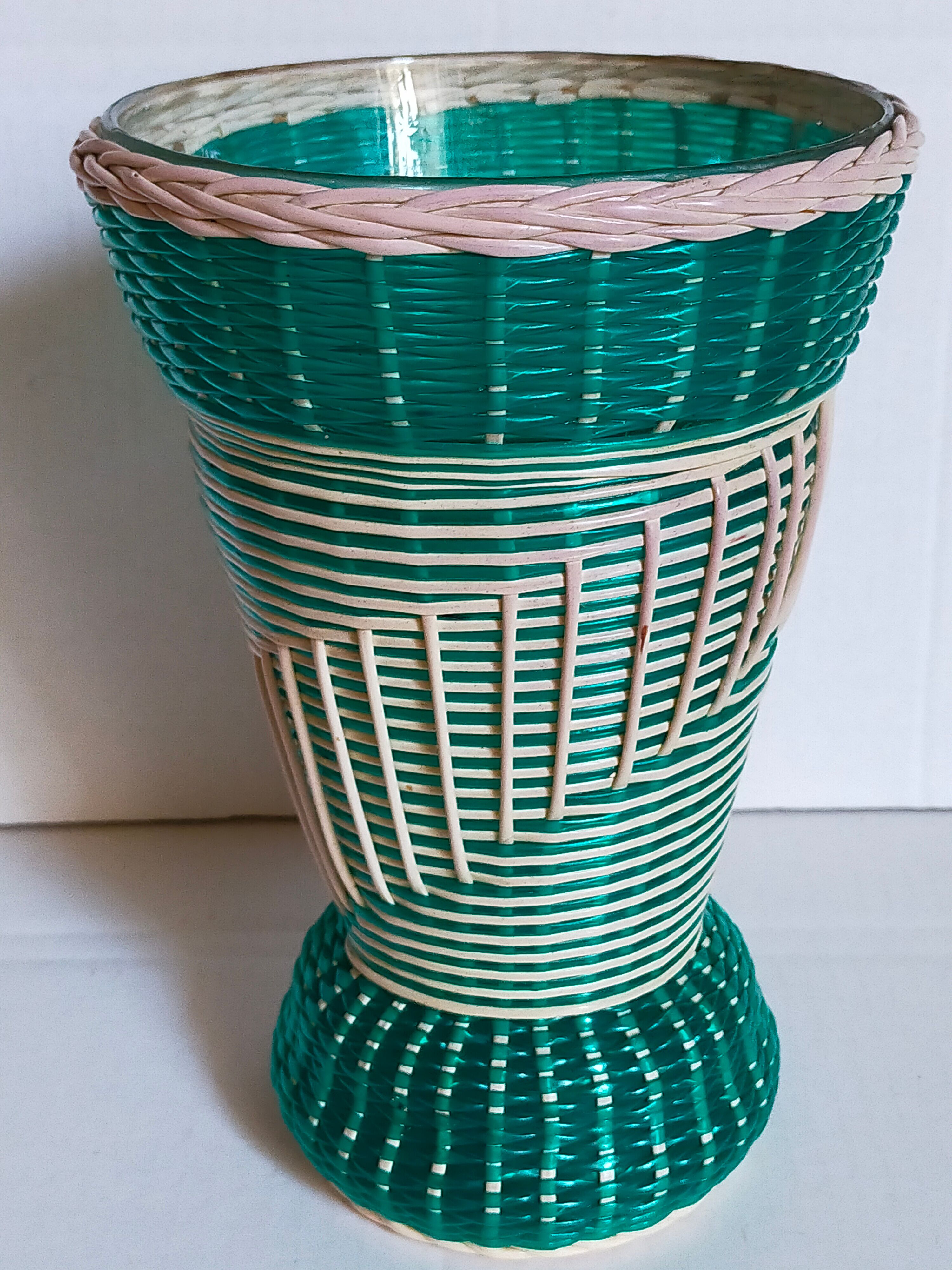 Glass vase and braided scoubidou thread 50s