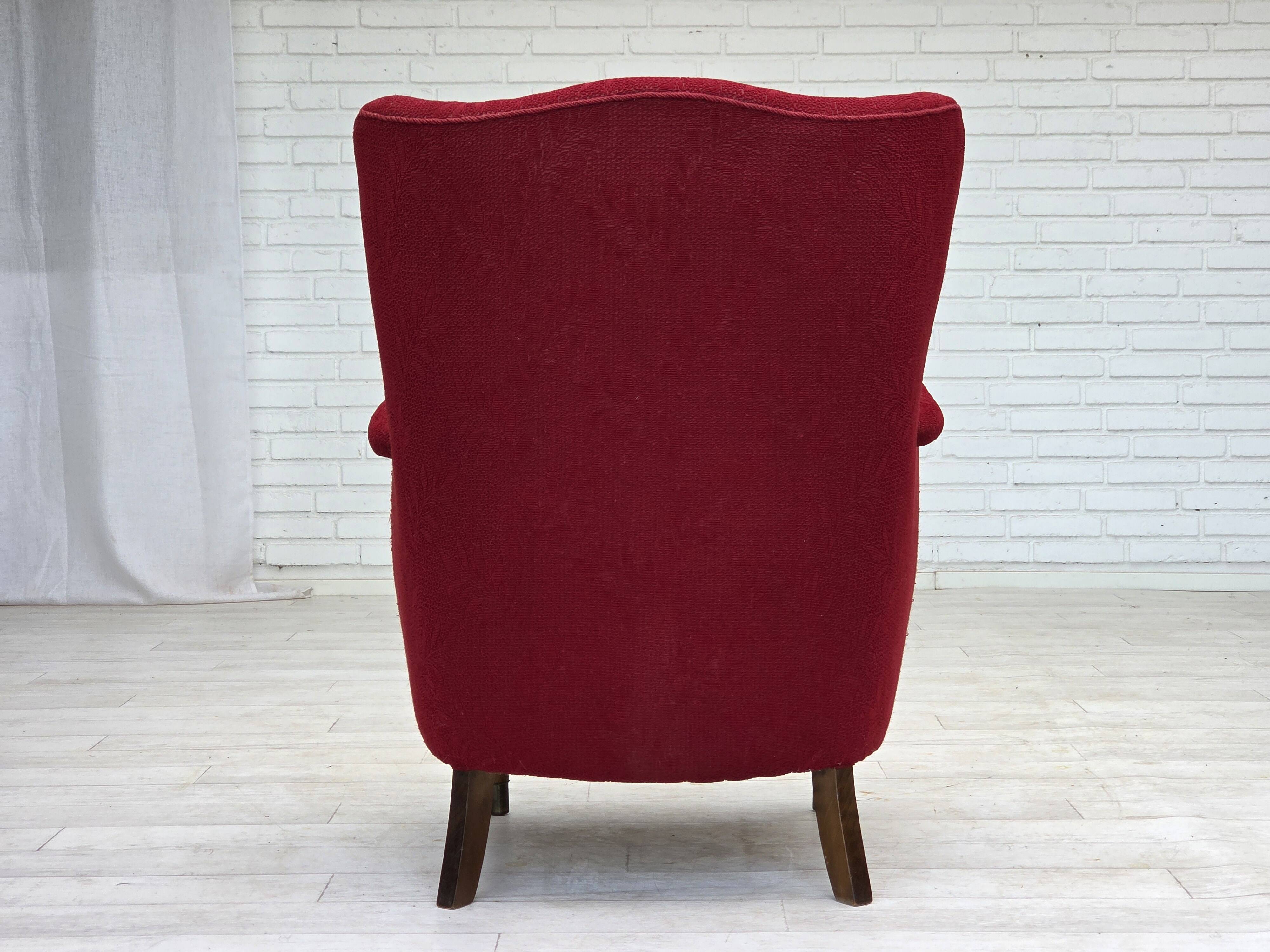 Fauteuil danois des années 1960, état d'origine, tissu en laine, pieds en bois de hêtre.