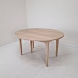 Extendable Solid Oak Dining Table with 2 Leaves