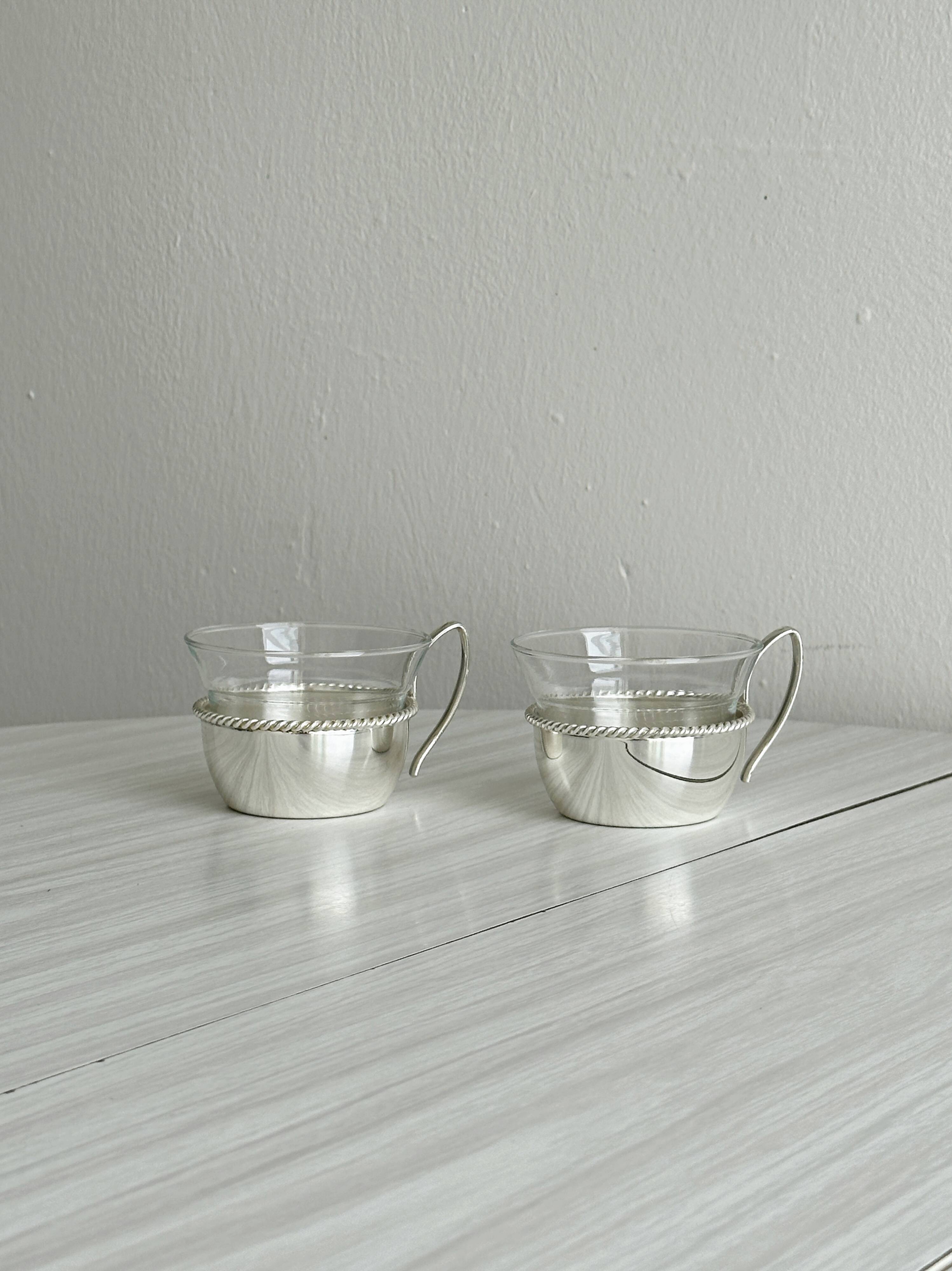 Paire de tasses en métal blanc léger