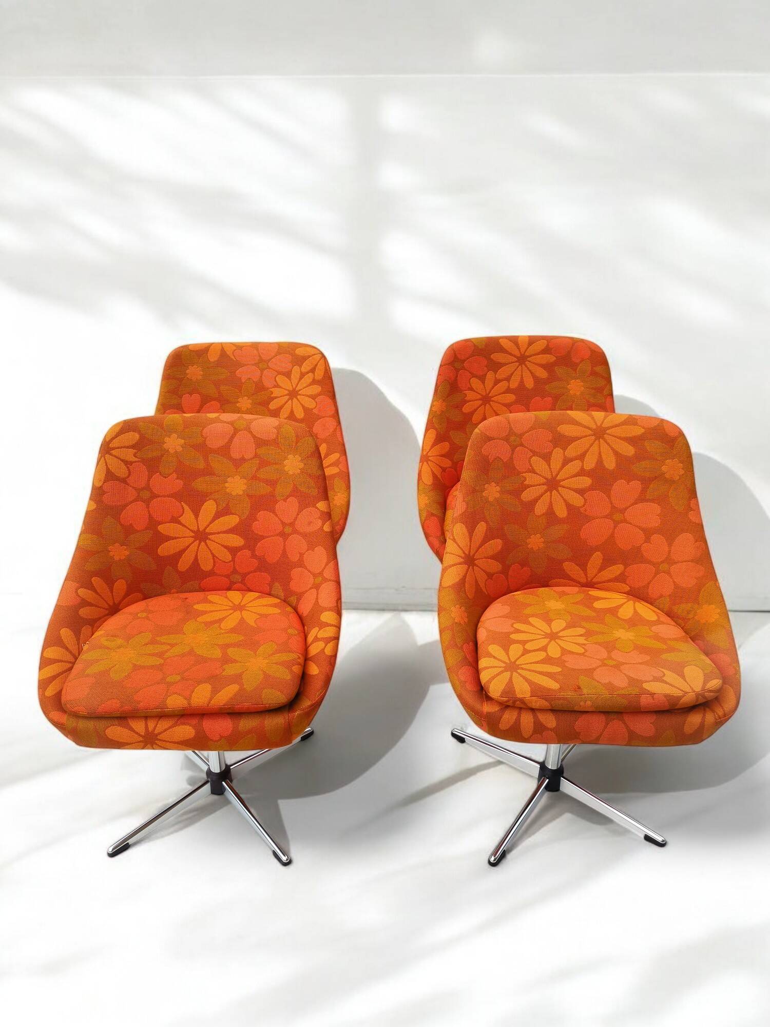 Suite de 4 fauteuils pivotants seventies