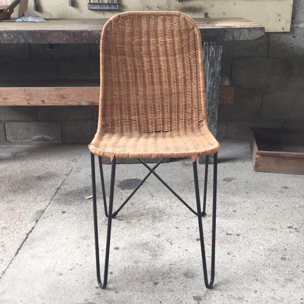 Chaise Raoul Guys en rotin et piétement métal, année 50
