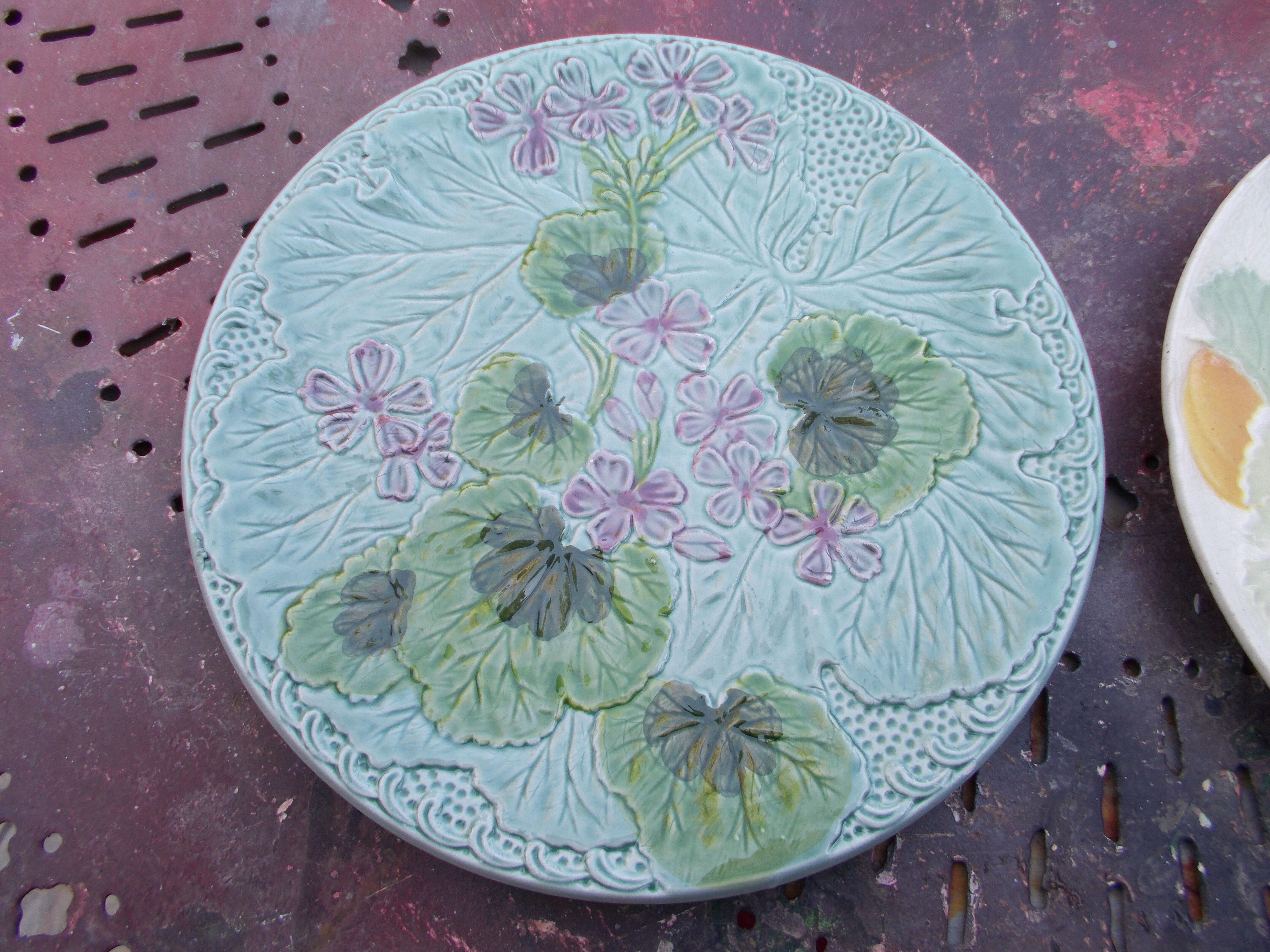 2 assiettes anciennes en barbotine 1 Keller & Guérin