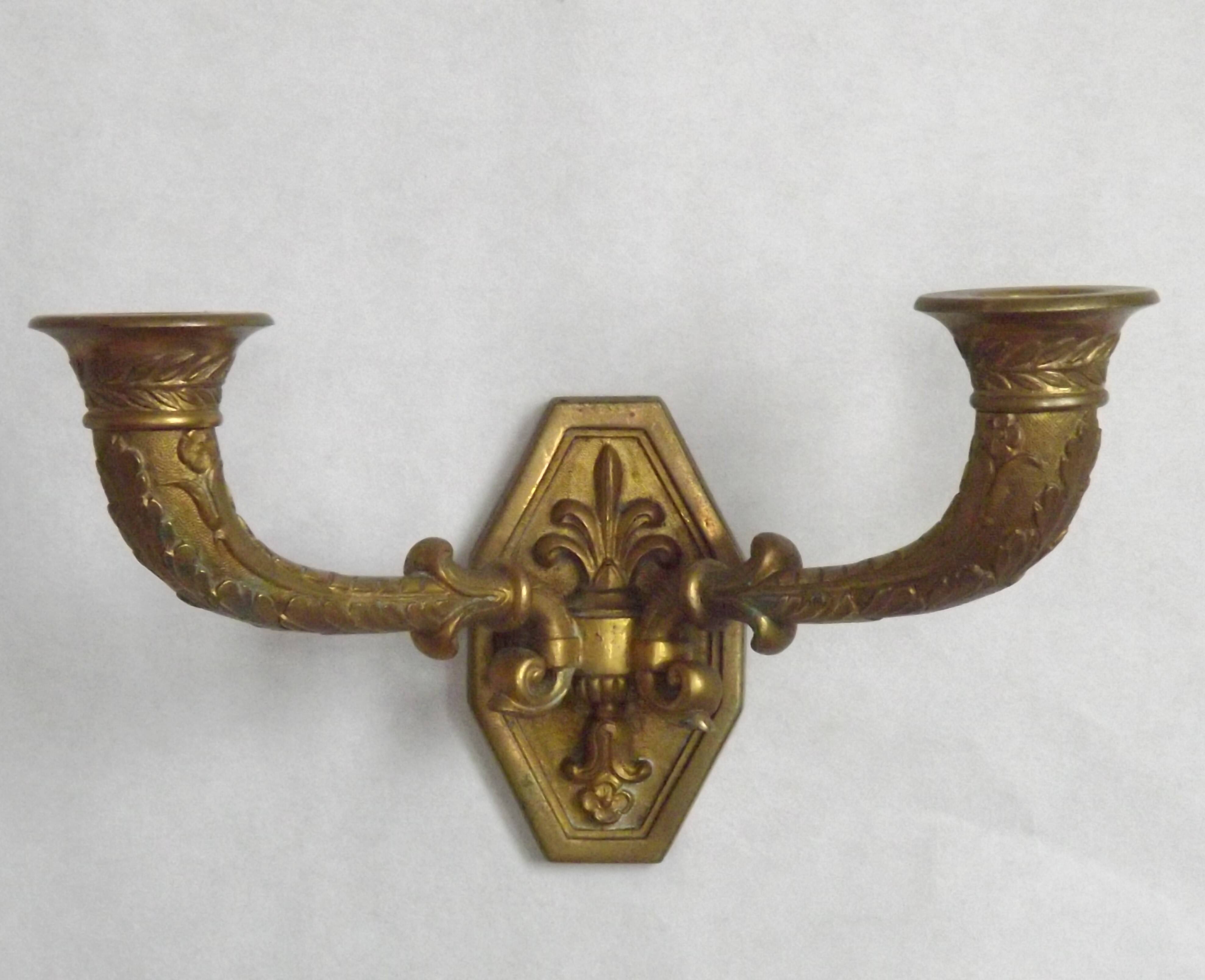 Applique murale en bronze Art Nouveau français à double bougie avec détail de fleur de lys.
