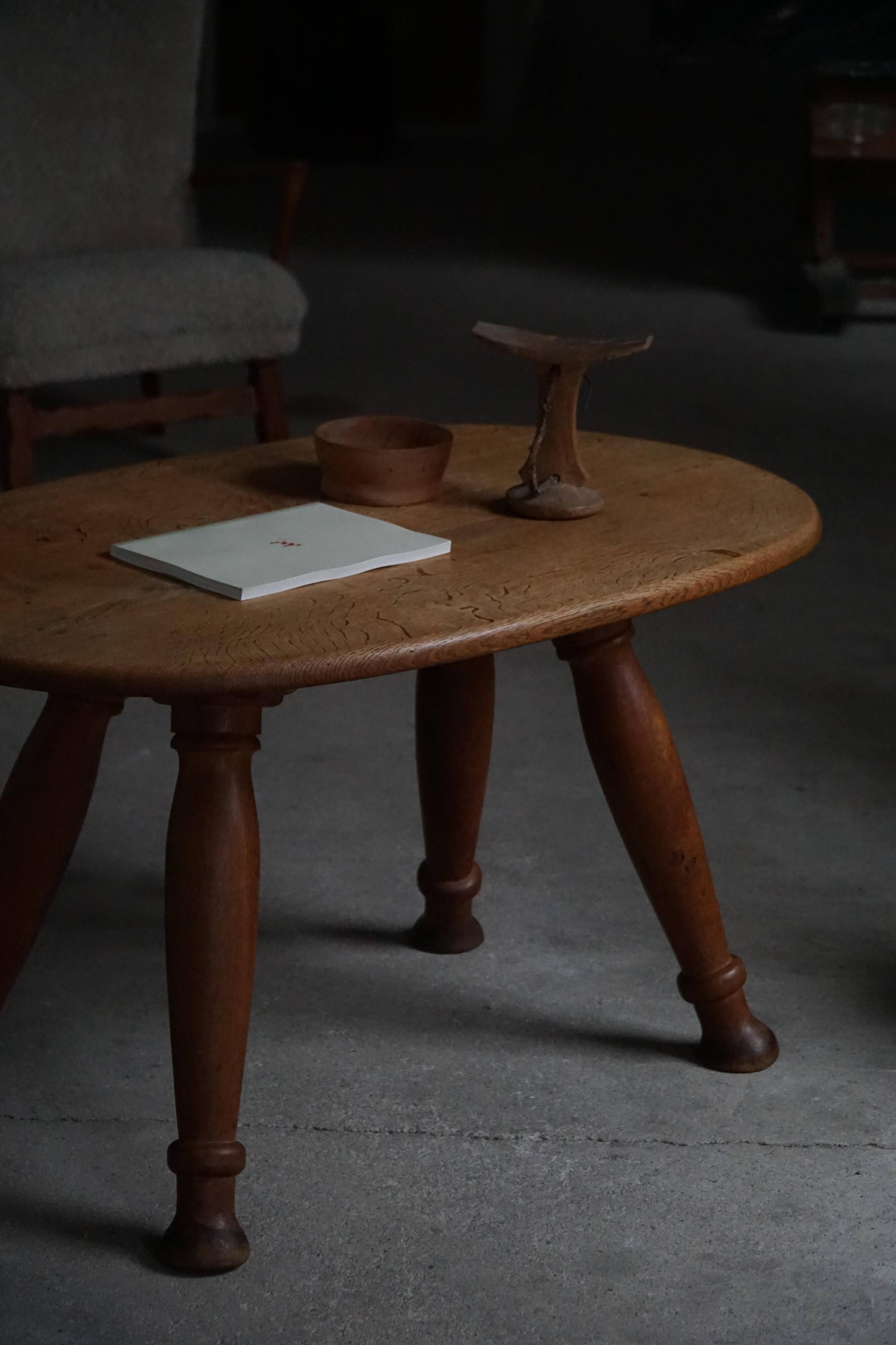 Mid-20th century Danish coffee table / side table in oak, Otto Færge, 1940s.