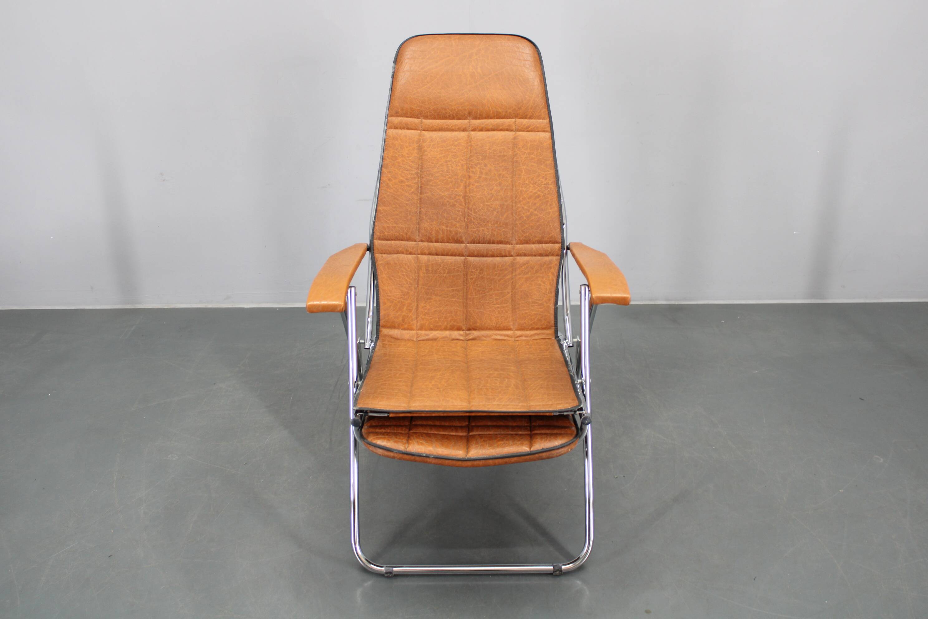 1970s Italian folding lounge chair with leatherette upholstery