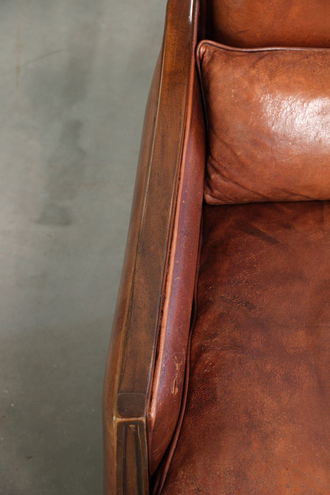 Sheepskin Art Deco design armchair with a comfortable seat and warm colours