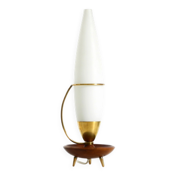 Grande lampe de table des années 1950 en laiton et teck, avec un abat-jour en verre dépoli.