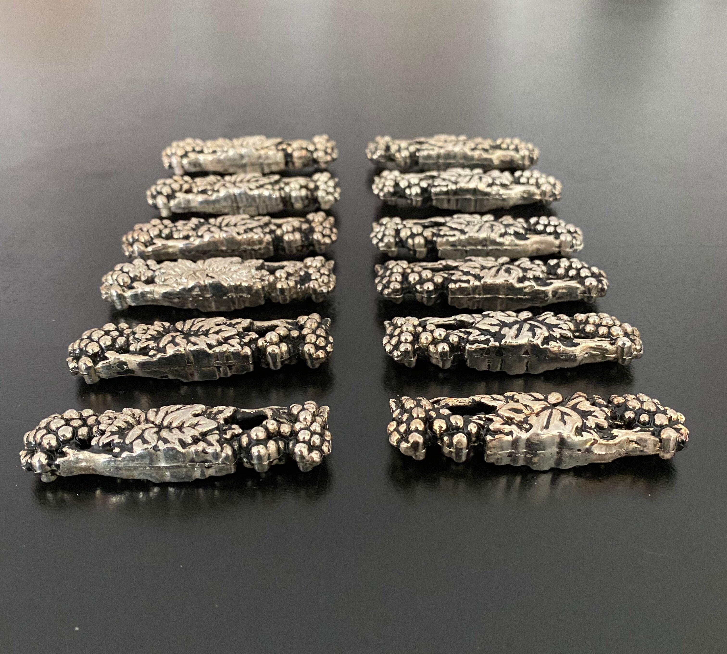 12 porte-couteaux métal forme rameau de vigne avec raisins