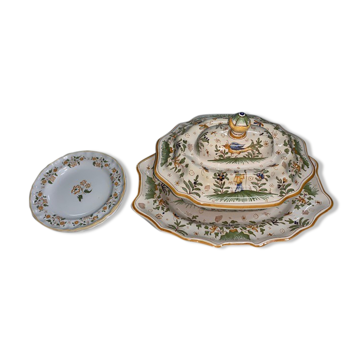 Trench tureen and its 2 plates