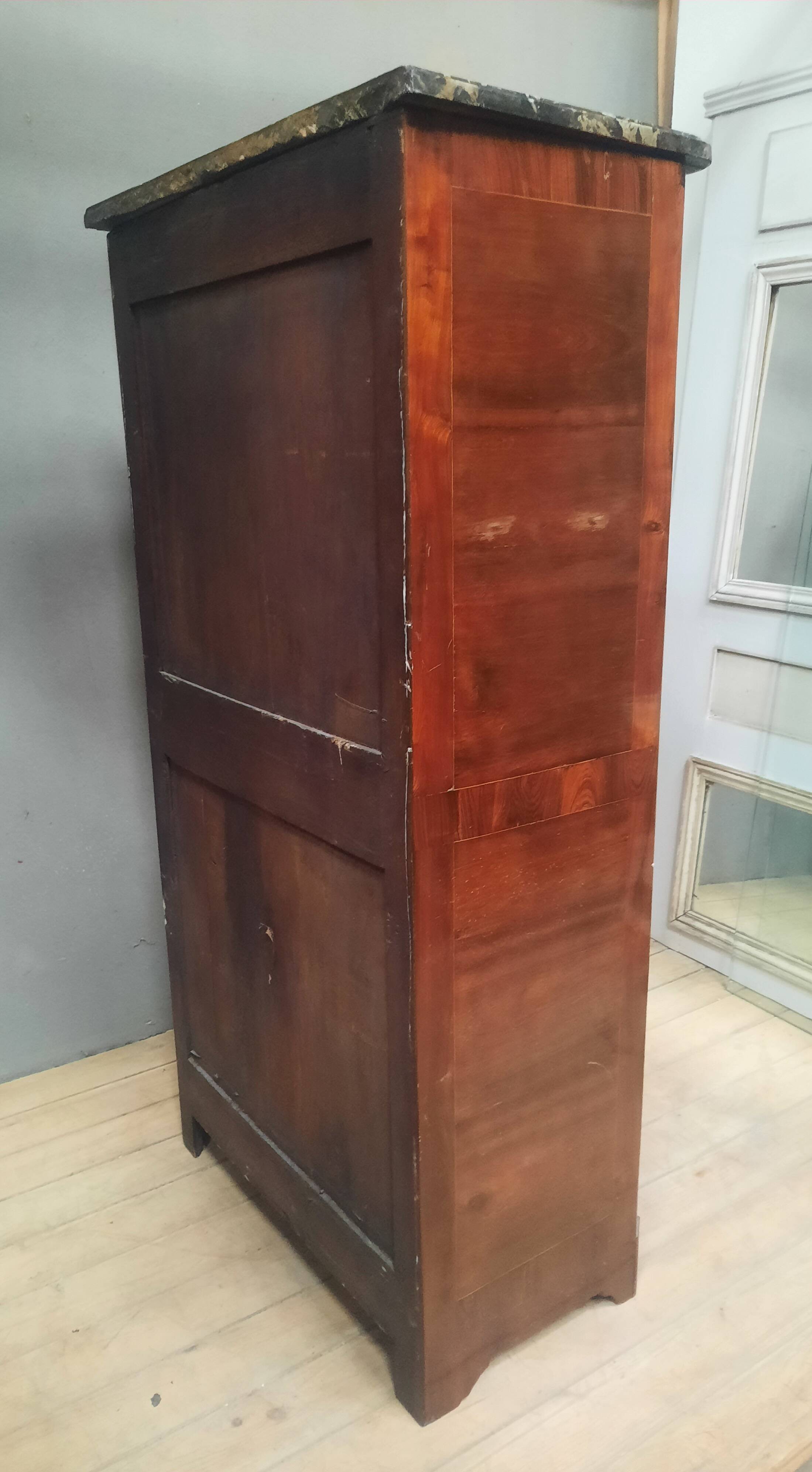 Eighteenth-century wooden veneer chest of drawers