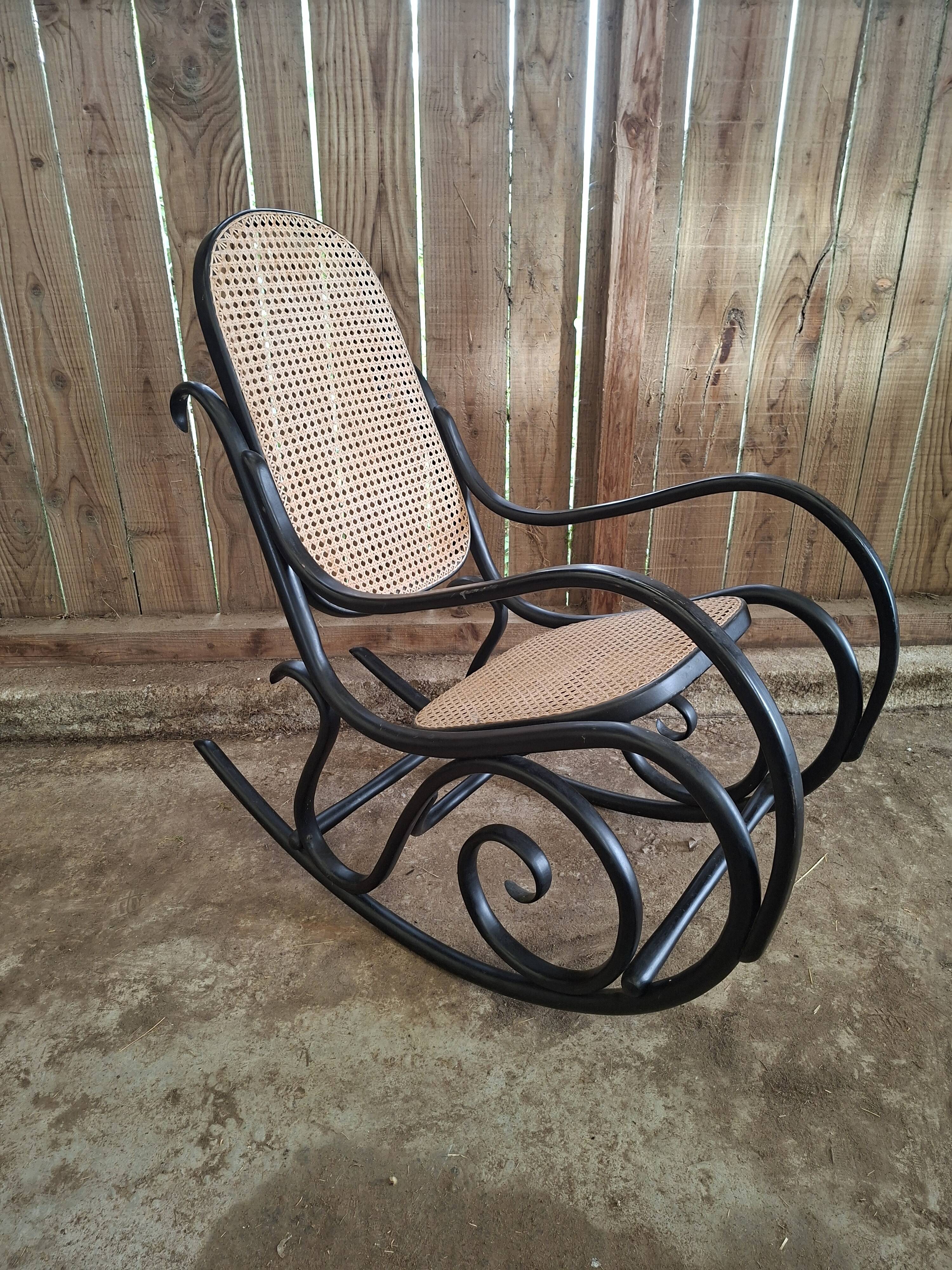 Rocking-chair en bois courbé et cannage – esprit Thonet – XXe siècle (br)
