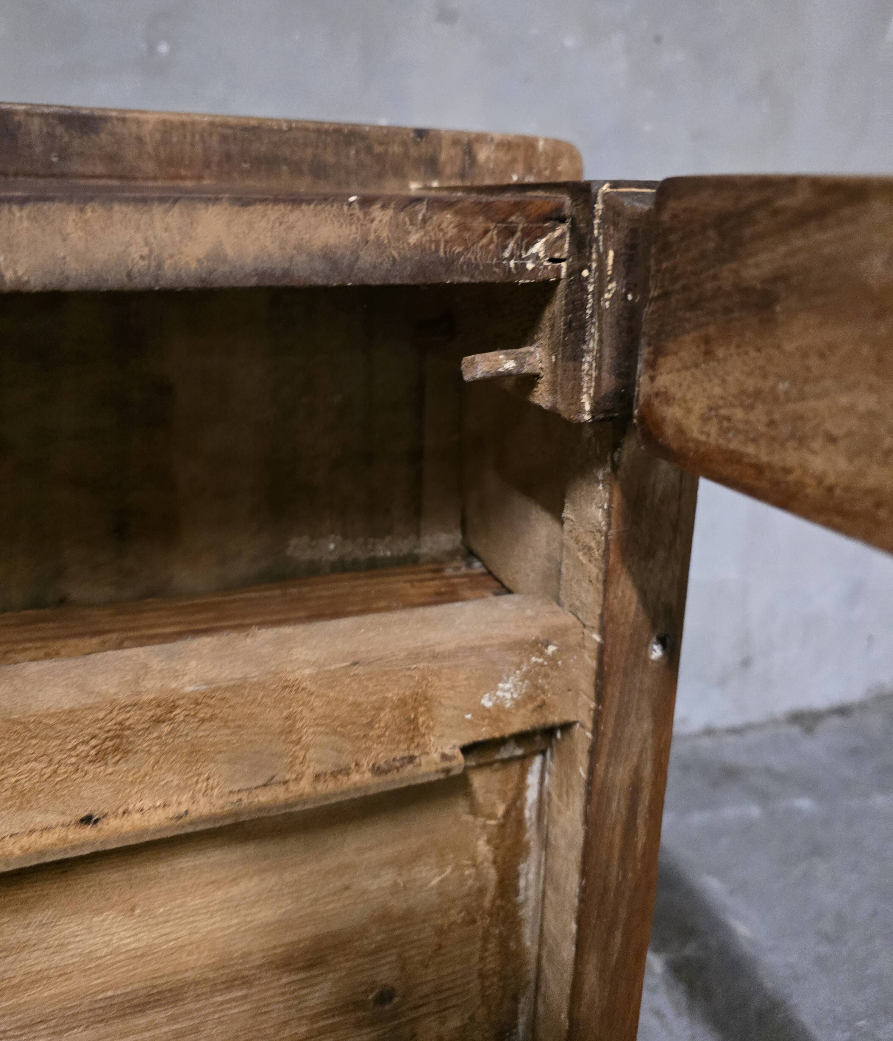 Writing table in walnut, 18th century, provincial work.