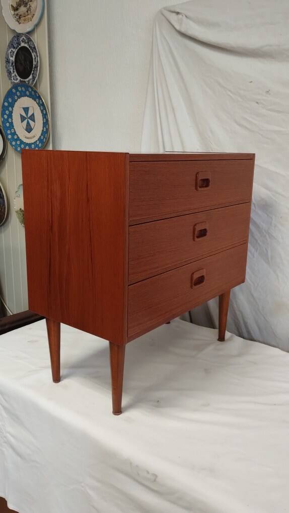 Small Scandinavian teak chest of drawers or bedside table from the 60s