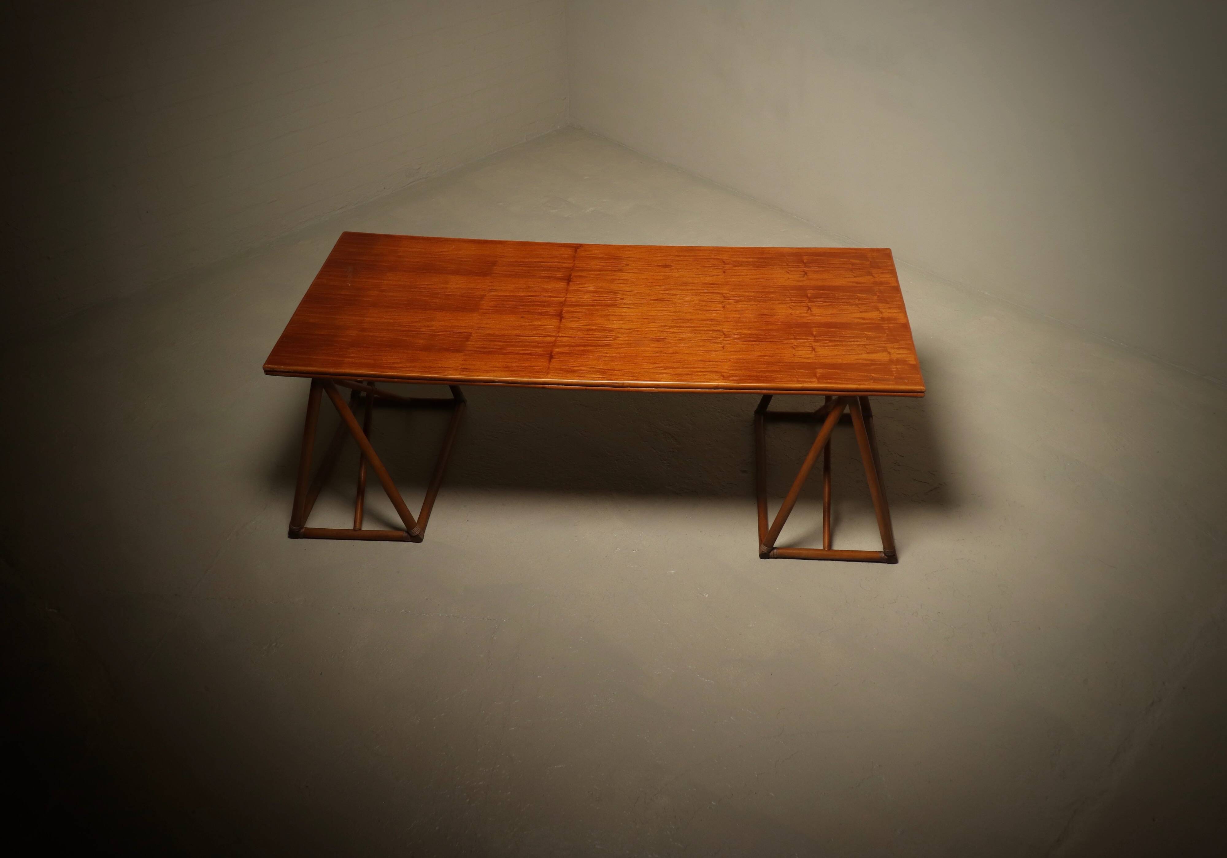 Bureau ou table à manger en treillis italien des années 1970 en bambou et rotin.