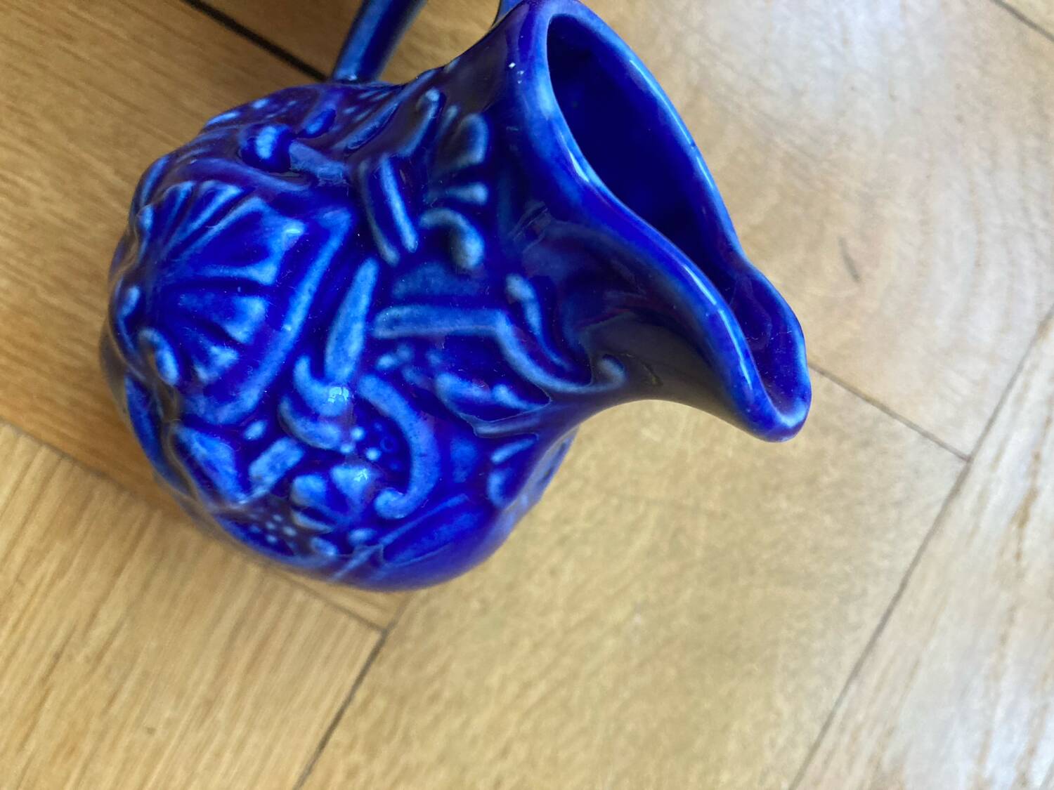 Blue barbotine cream jug Onnaing