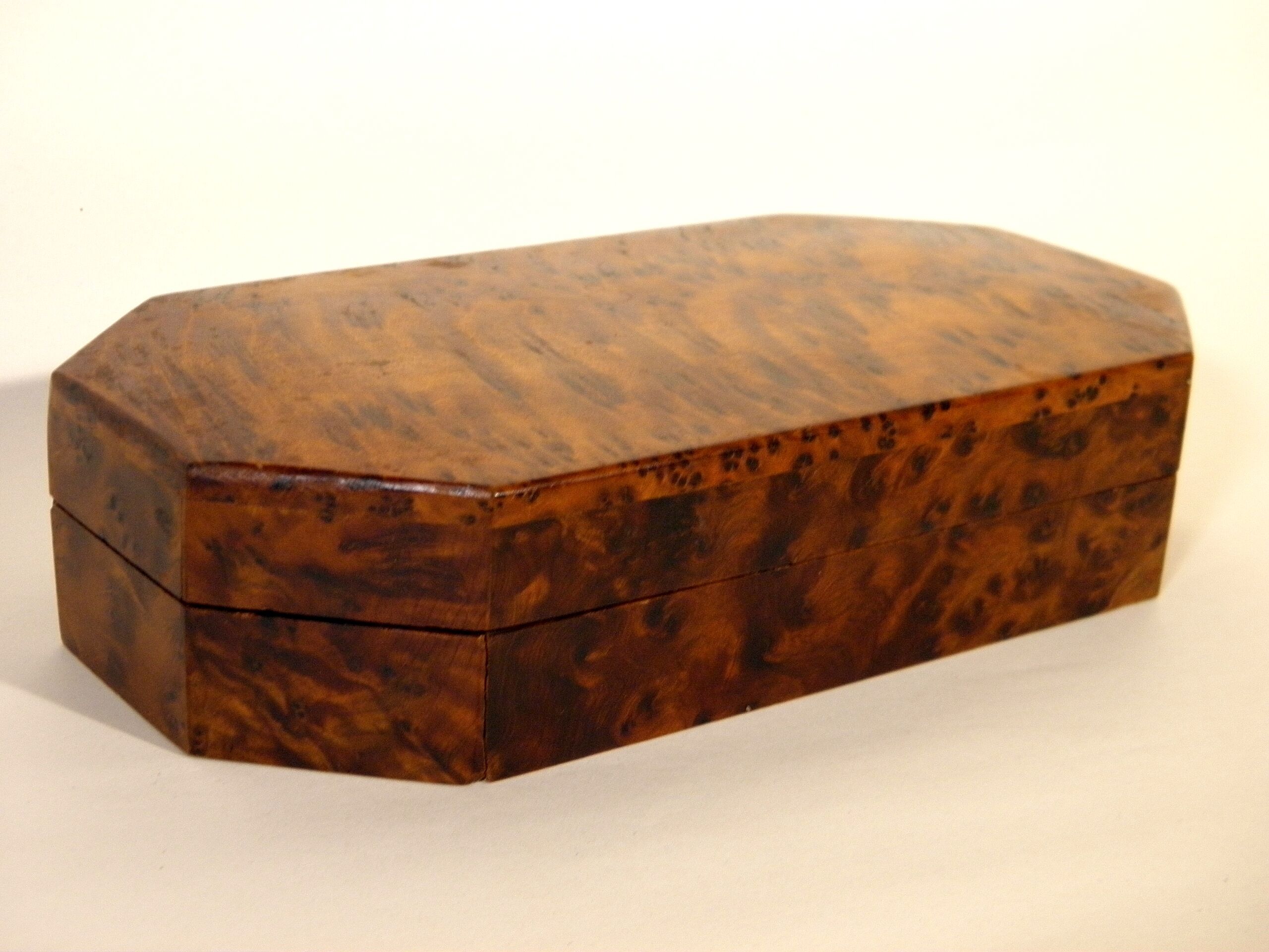 Thuya magnifying glass box