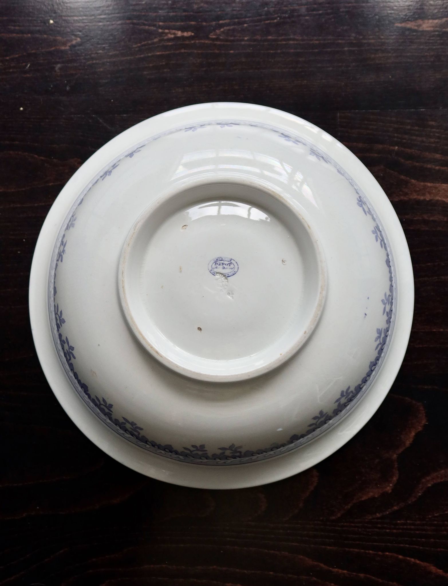 Old basin in white and purple earthenware - Floral decoration