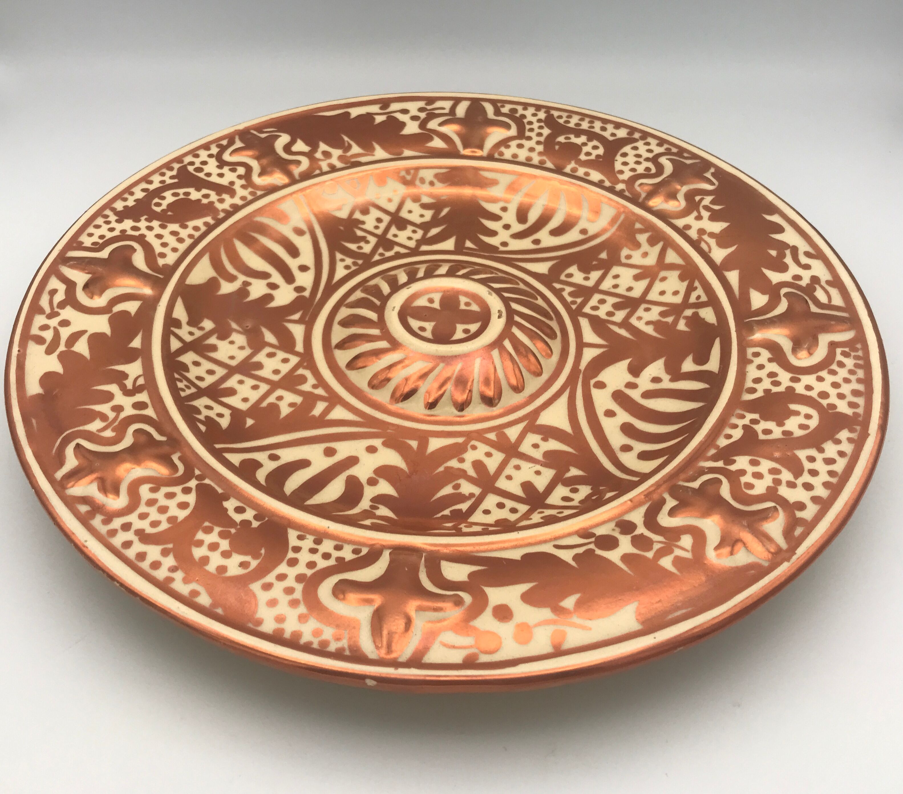 Hispano-moorish dish with umbilicus
