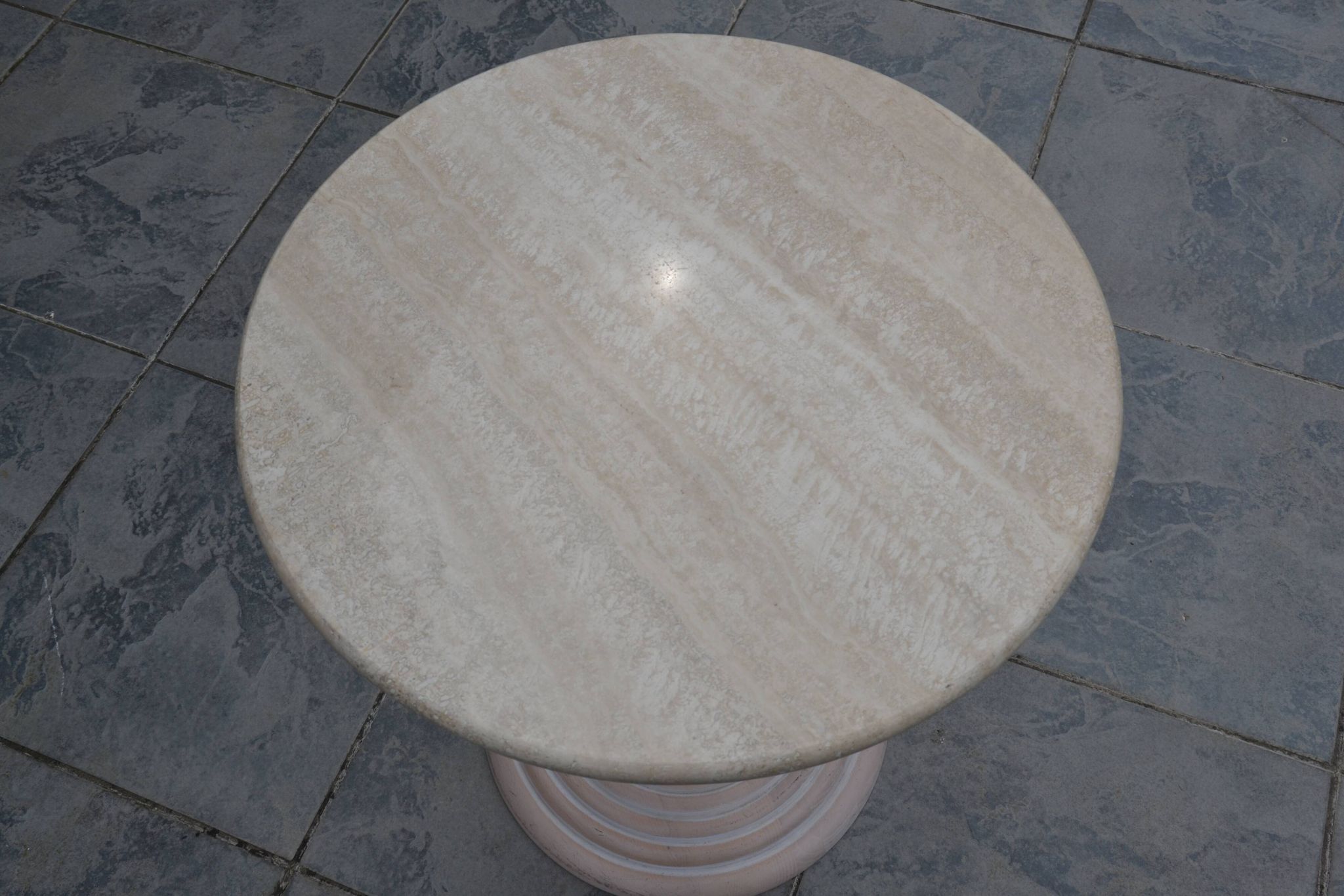 Petite table basse ronde travertin/bout de canapé années 80/90
