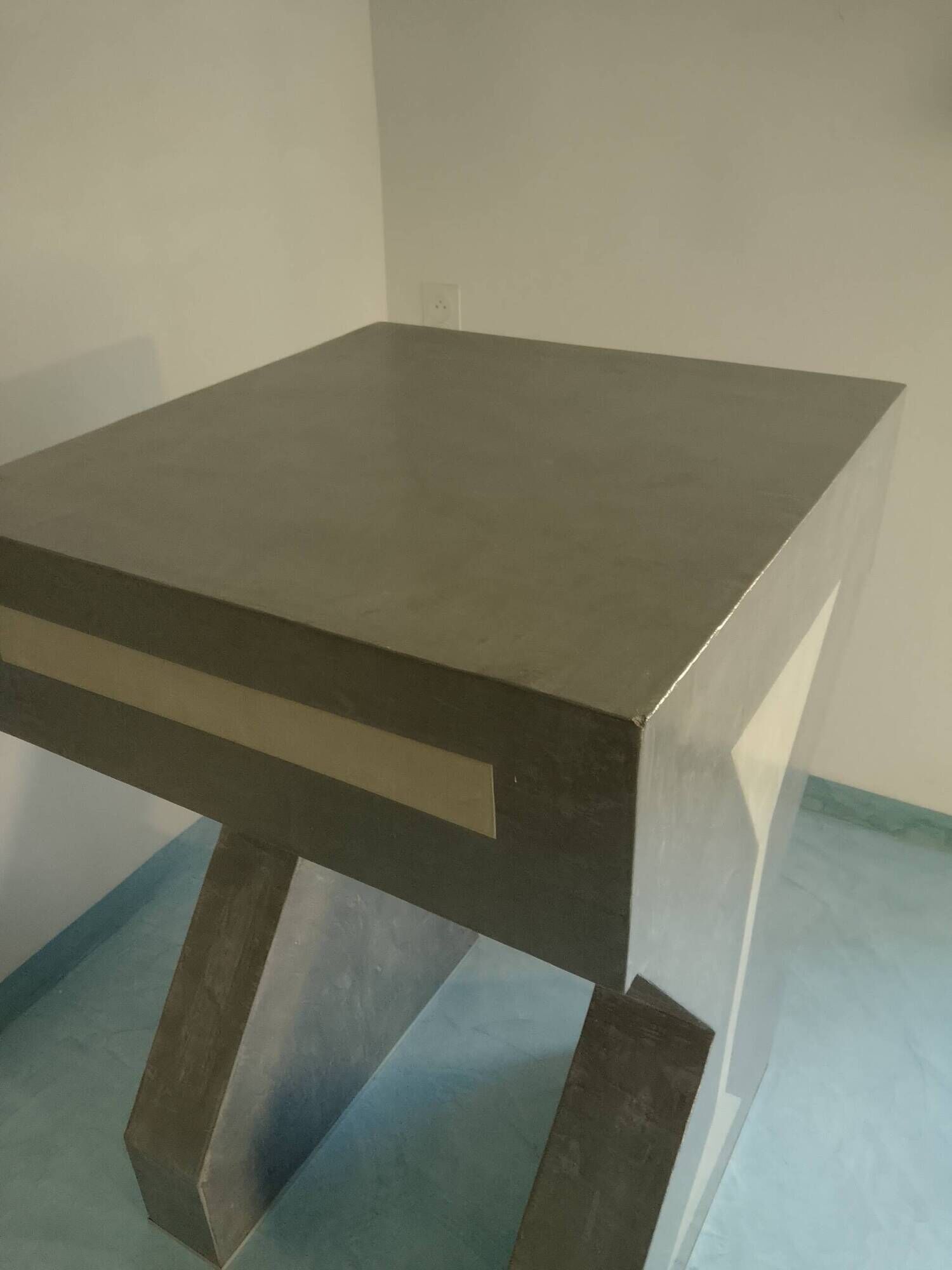 Pedestal / High side table in polished concrete – Unique artisan piece.