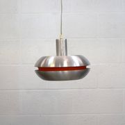 Ancienne lampe de design danois de l'ère spatiale en aluminium avec intérieur orange.