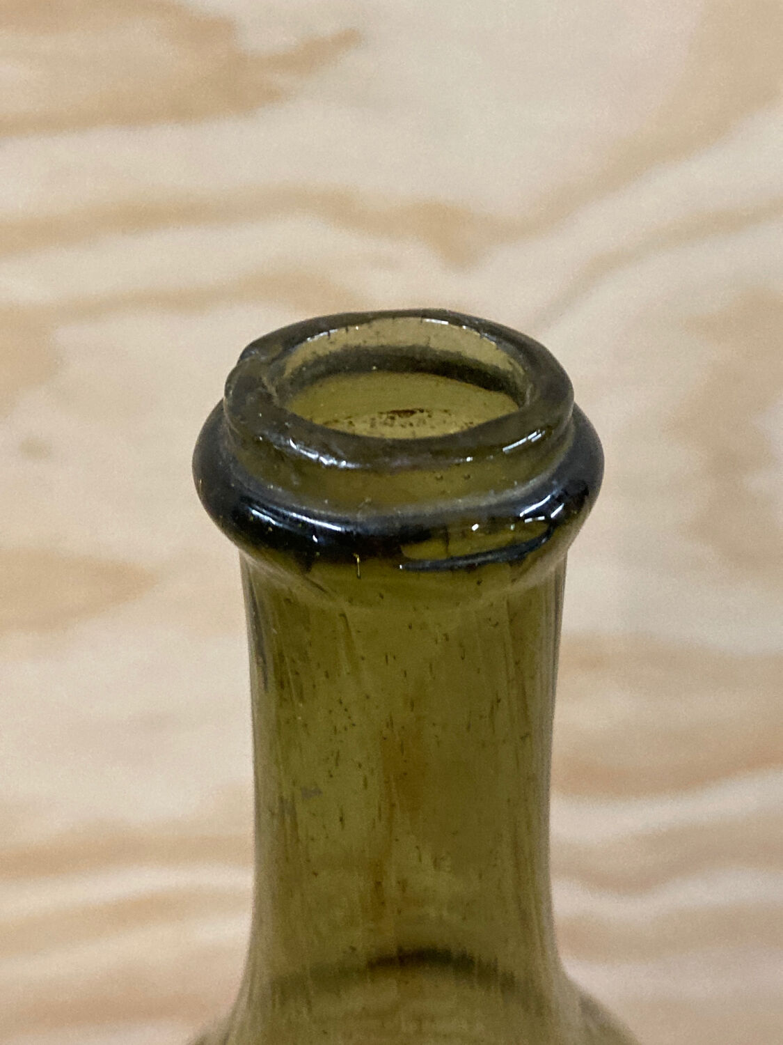 Bouteille en verre verte ancienne Wabi Sabi