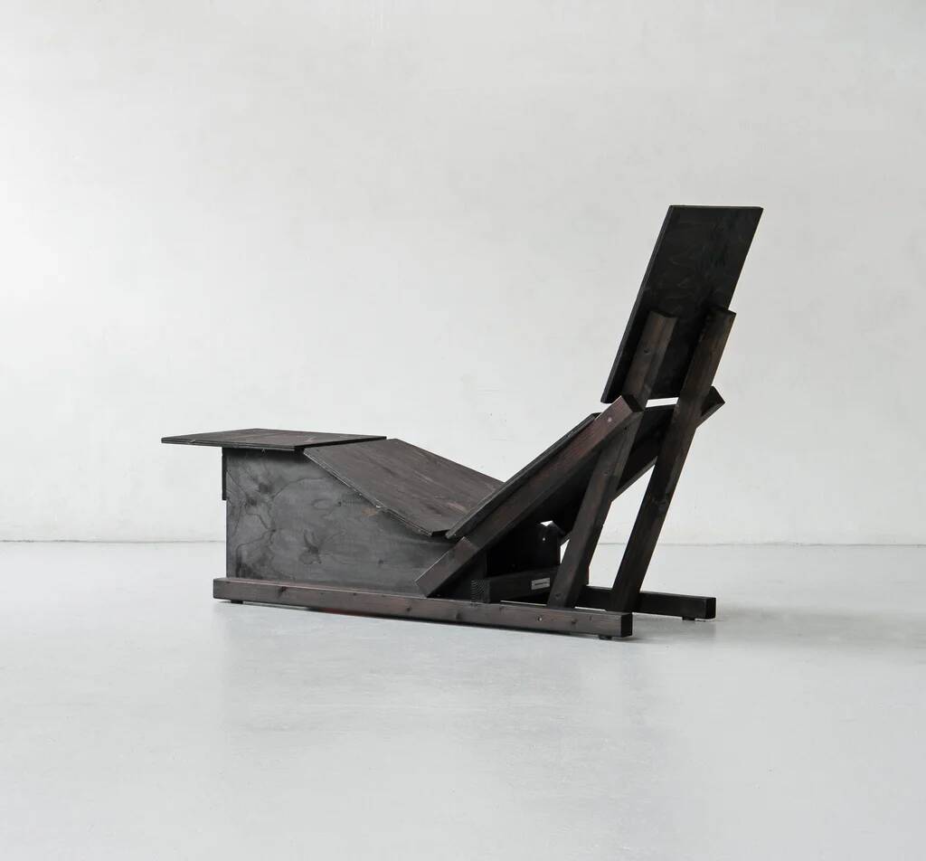 Chaise en contreplaqué '4PM Self Build' par Mass Productions / Aram