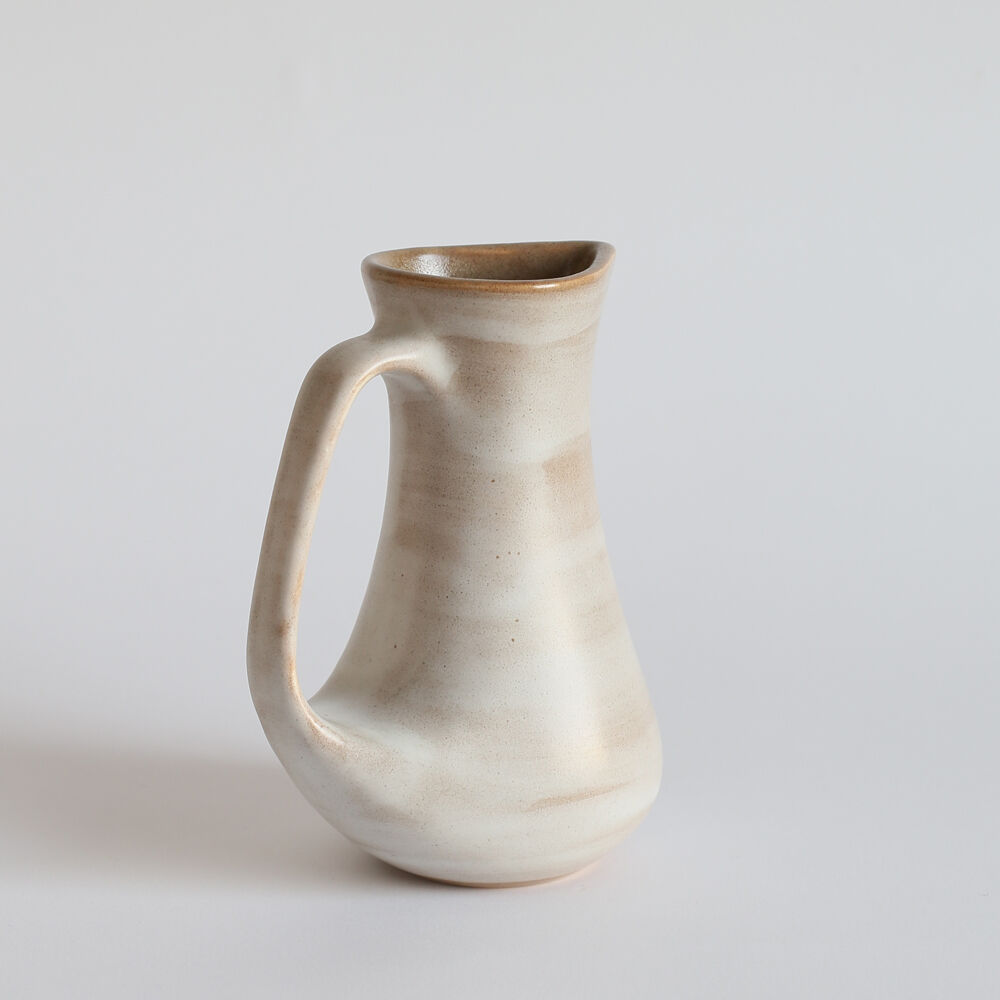 Pitcher with handle