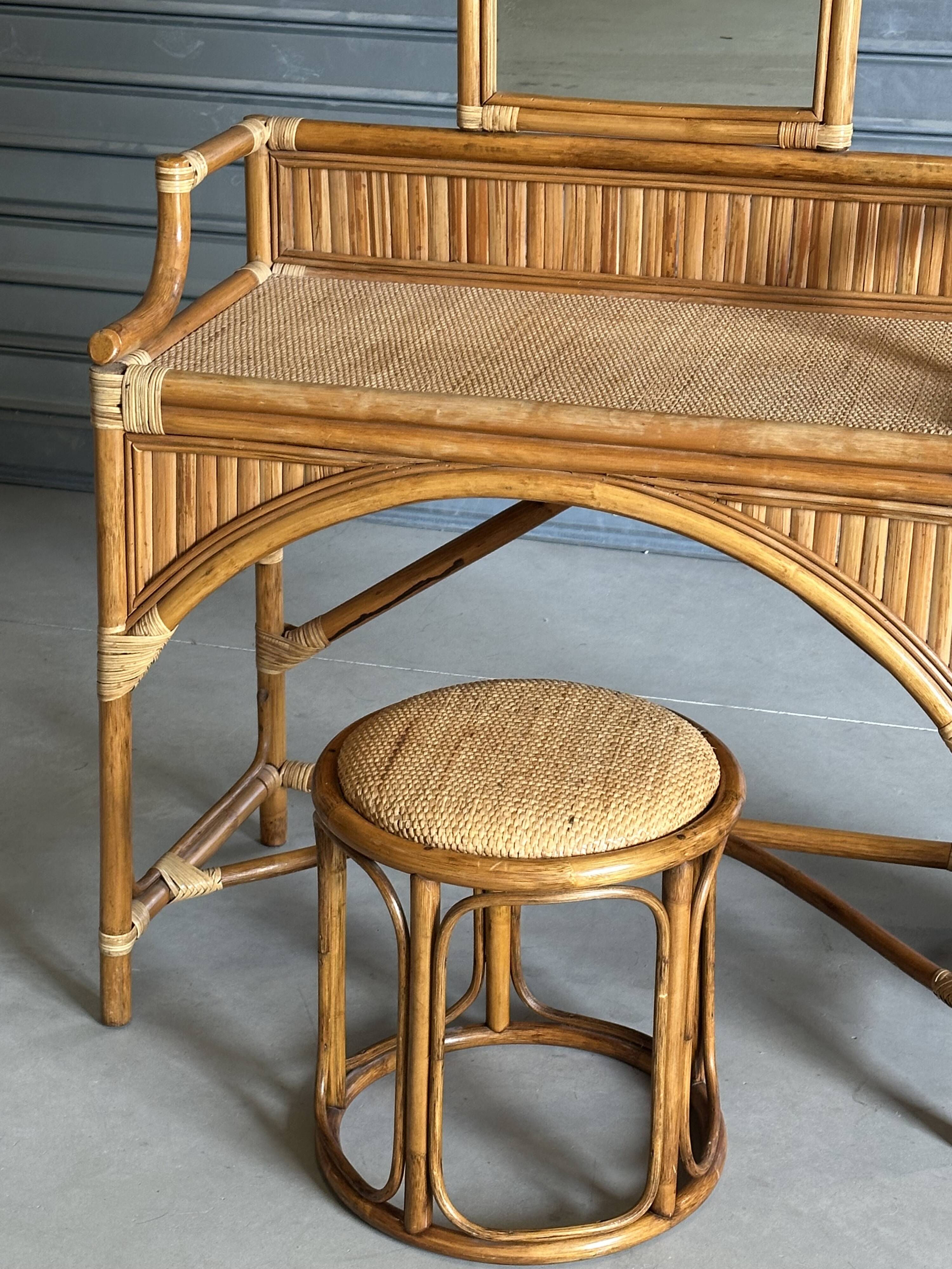 Coiffeuse vintage en rotin et ses accessoires