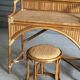Coiffeuse vintage en rotin et ses accessoires