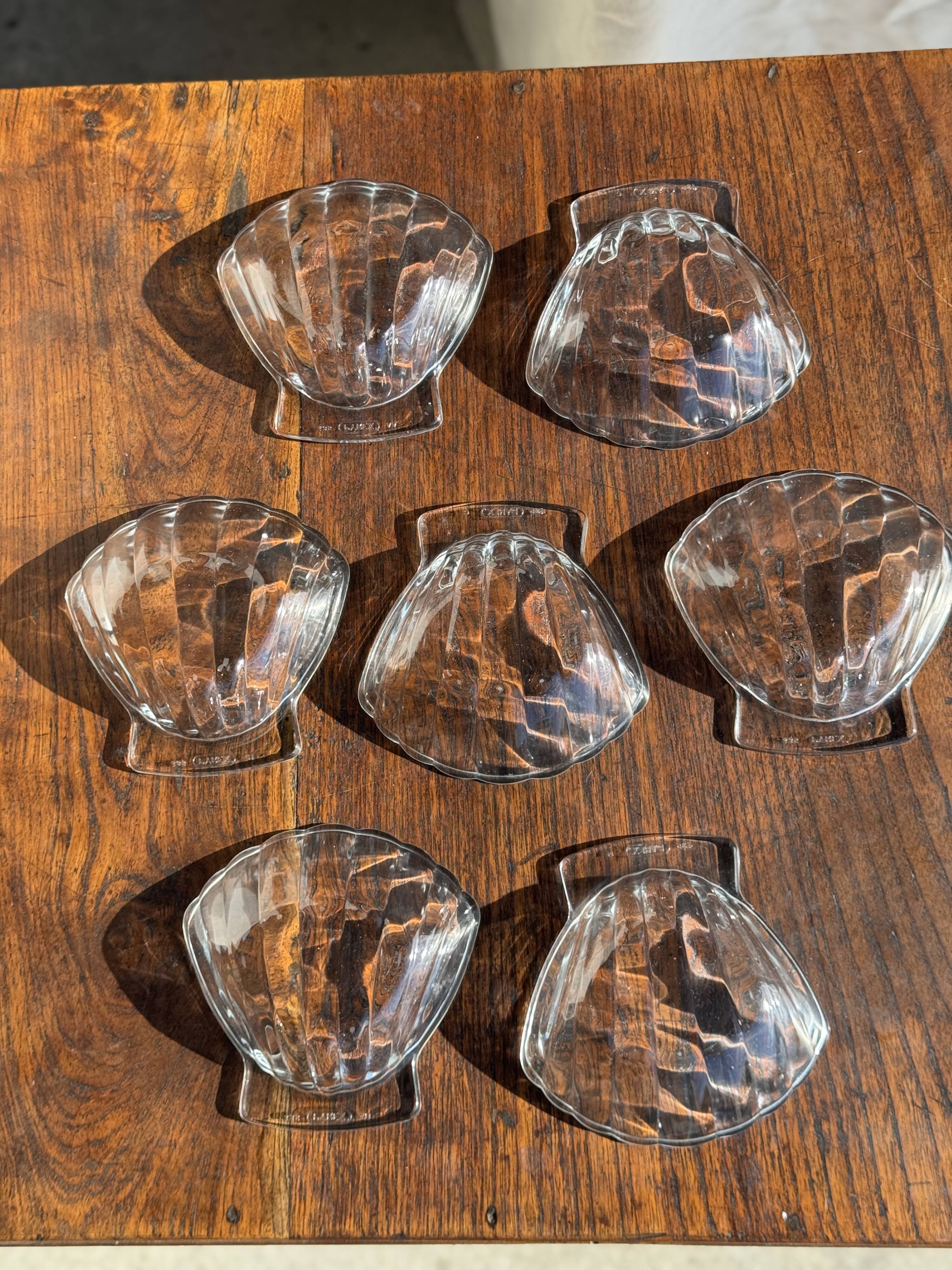 7 vintage shell-shaped bowls in Pyrex glass from France