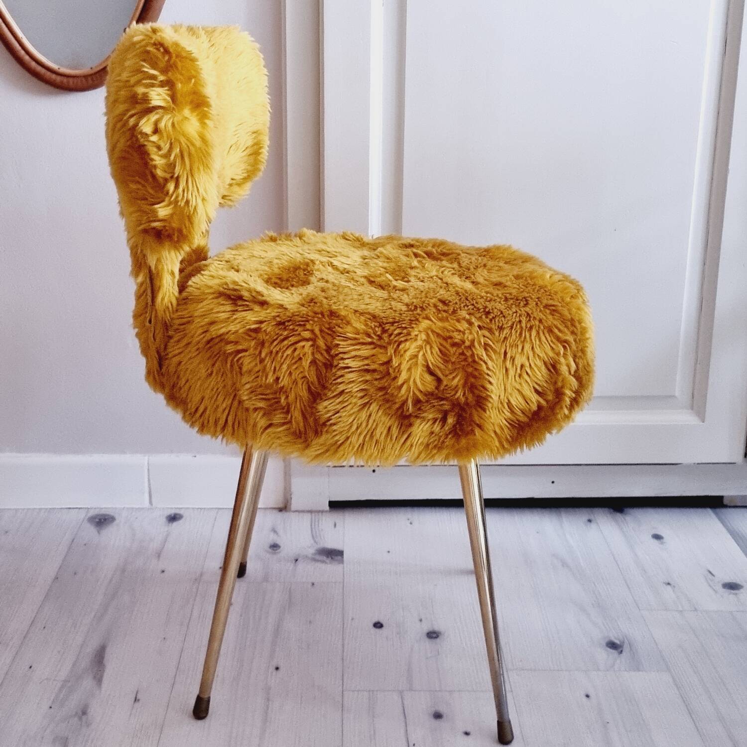 Chaise en moumoute moutarde, Pelfran France