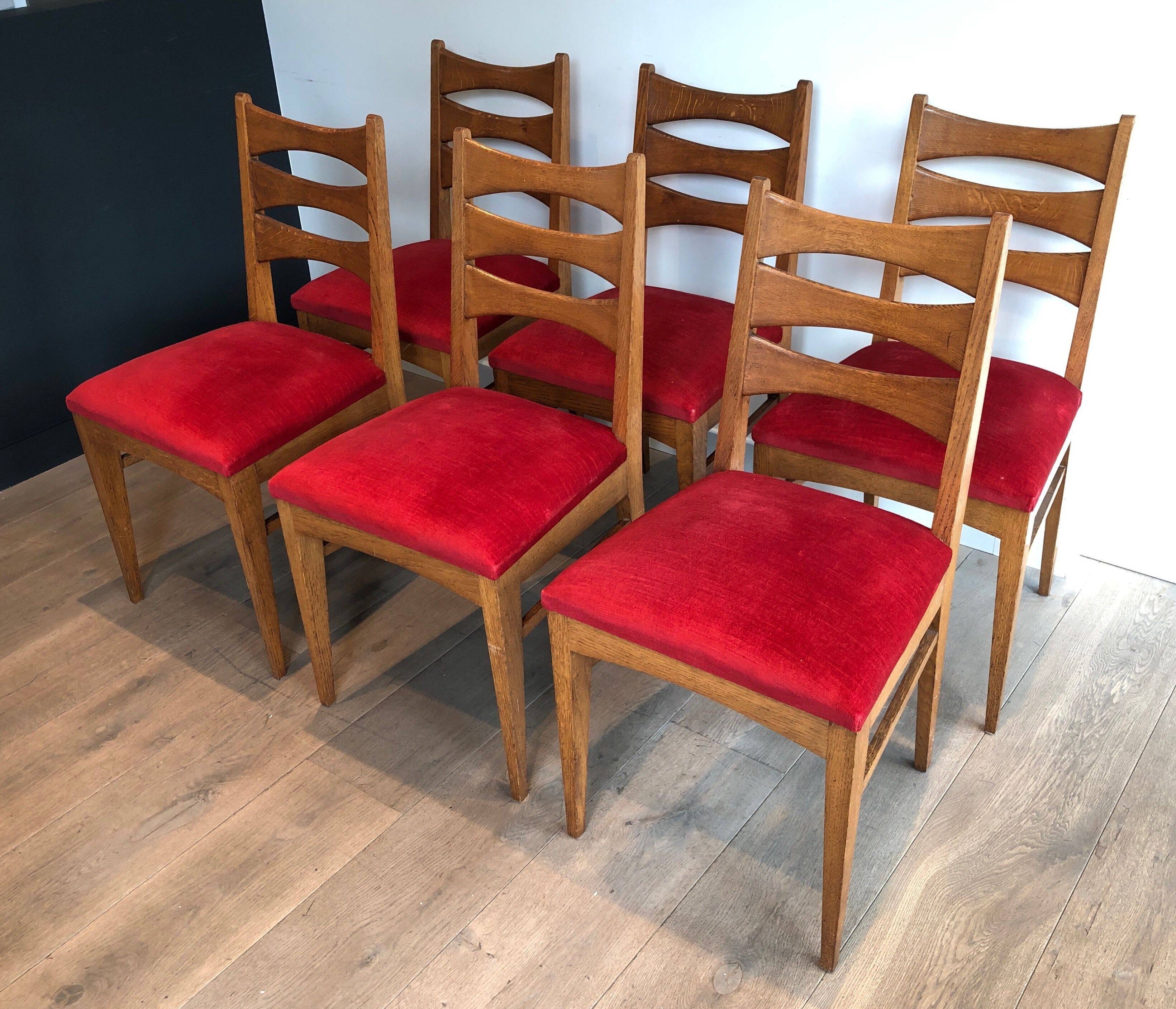Suite de 6 chaises en chêne et assises de velours rouge