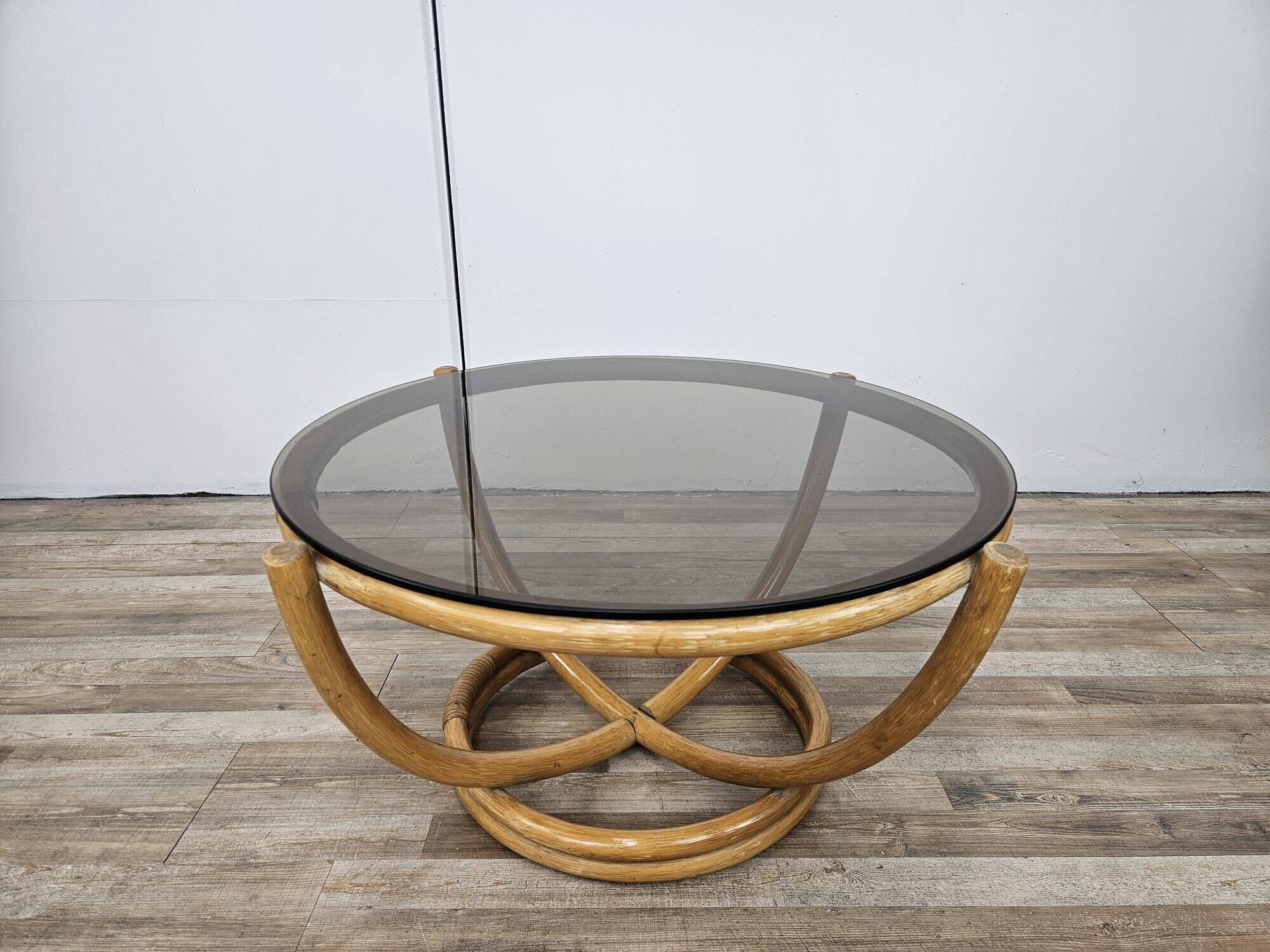 Table basse ronde vintage en bambou et verre fumé