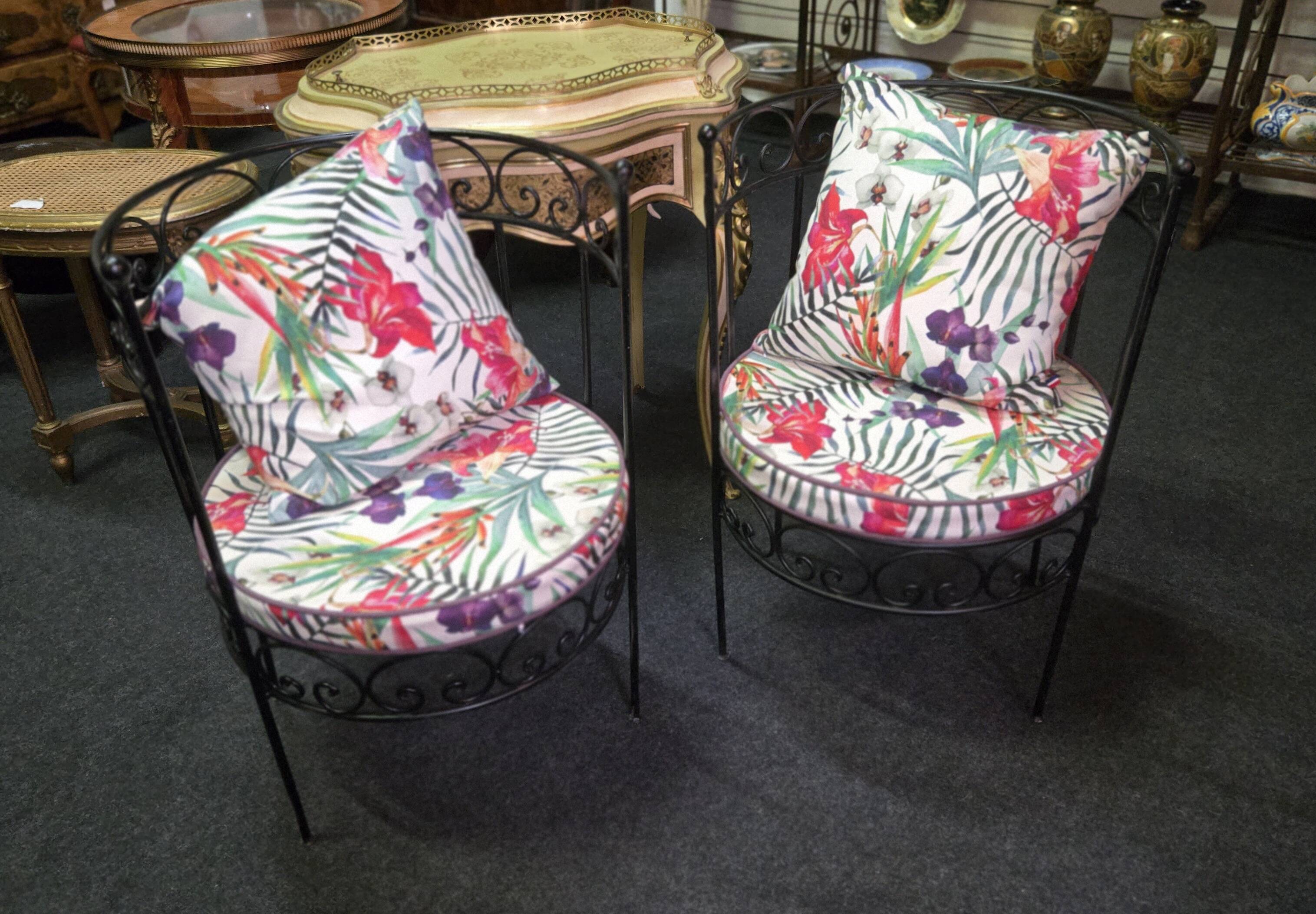 Paire de fauteuils Vintage en fer forgé avec coussins a motifs tropicaux