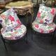 Paire de fauteuils Vintage en fer forgé avec coussins a motifs tropicaux