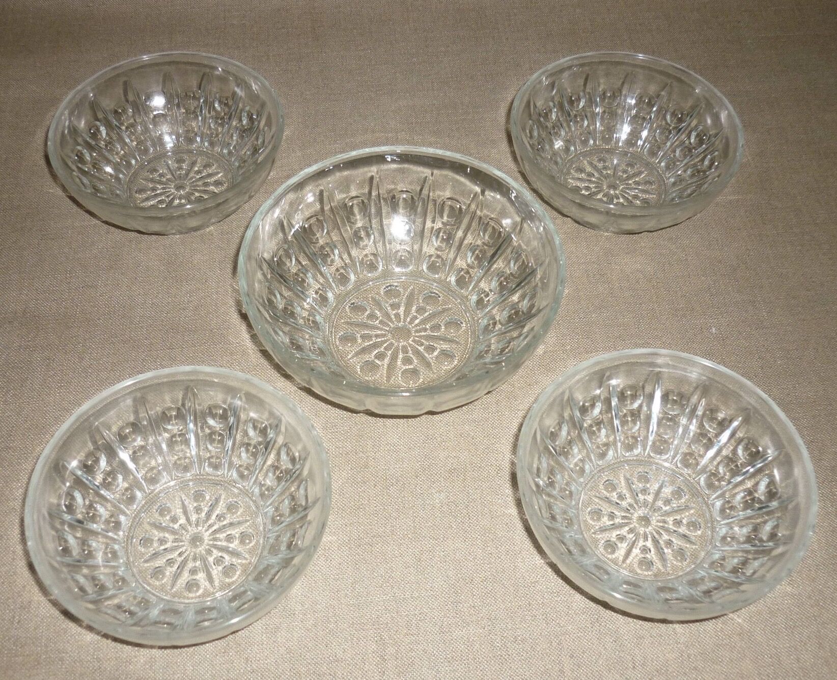 Lot salad bowl and 4 cups in pressed molded glass