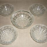 Lot saladier et  4 coupelles en verre moulé pressé