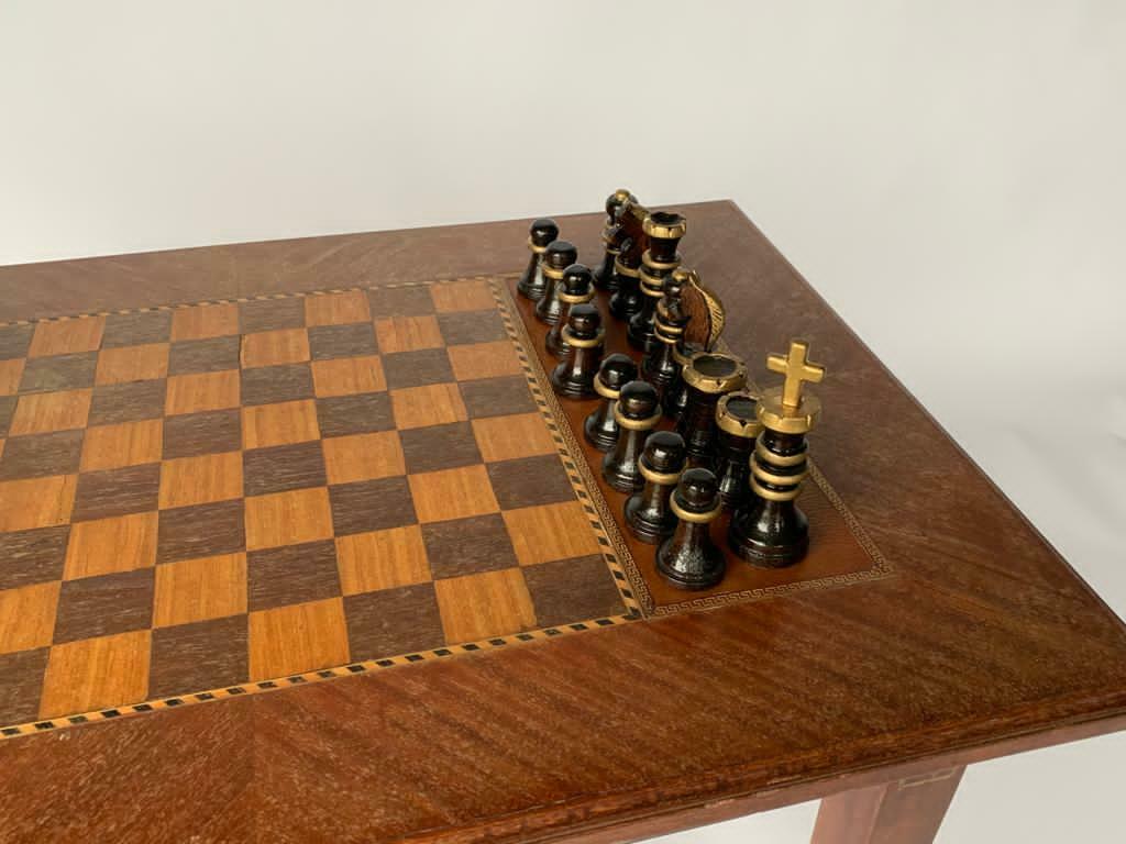 Table chess marqueterie piece sculptee bois 1930