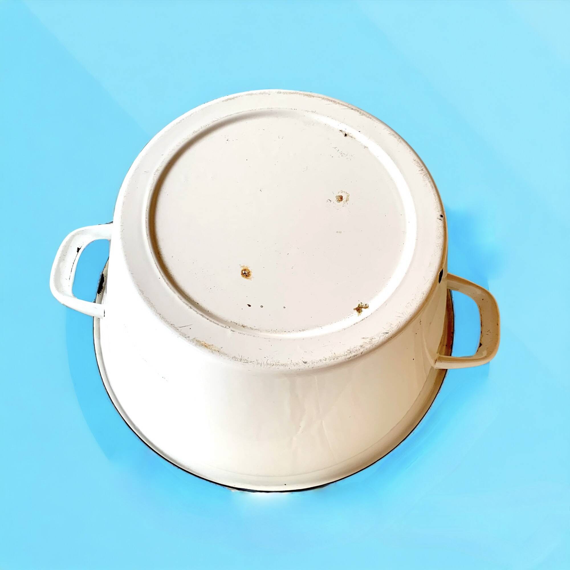 Large vintage basin in white enameled sheet metal