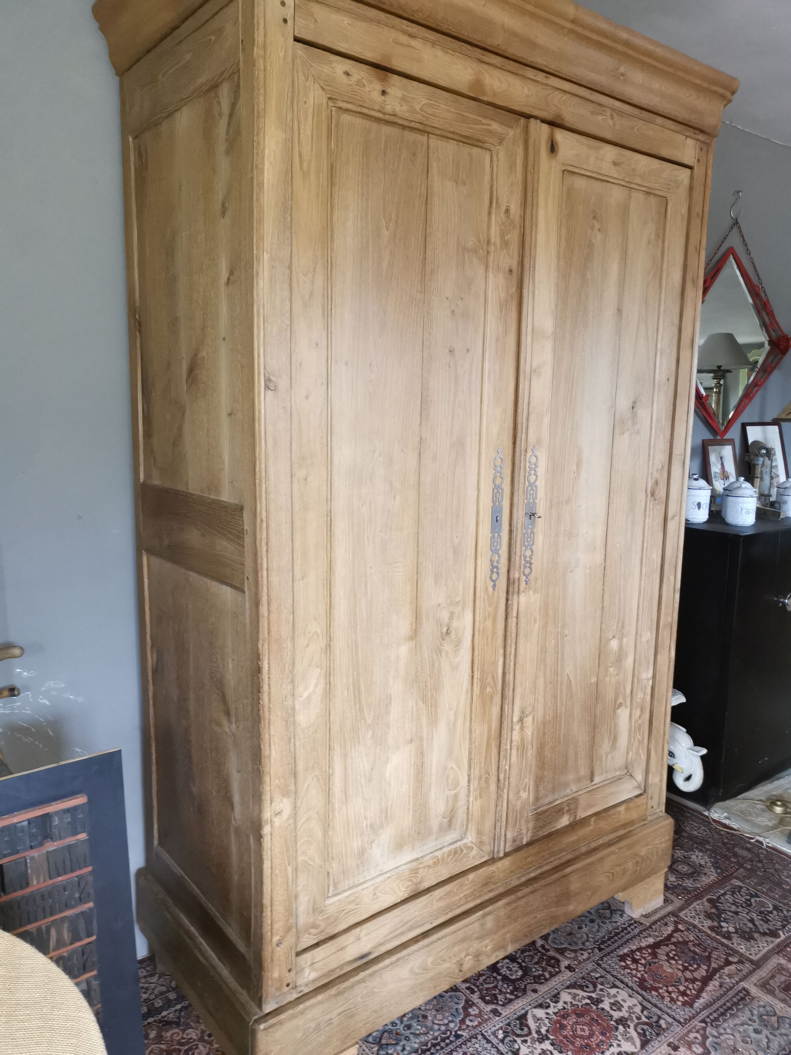 Louis Philippe wardrobe