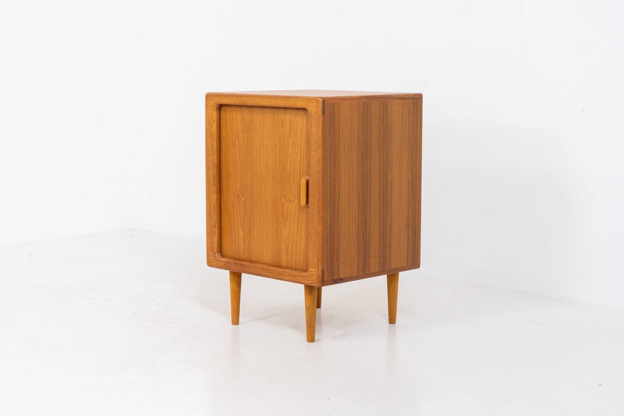 Cabinet avec porte tambour par CFC Silkeborg