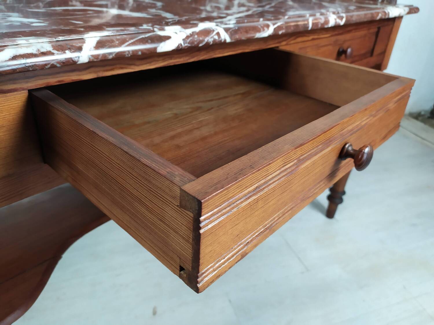 Burgundy marble dressing table