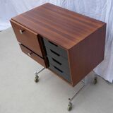 Petite commode à roulettes