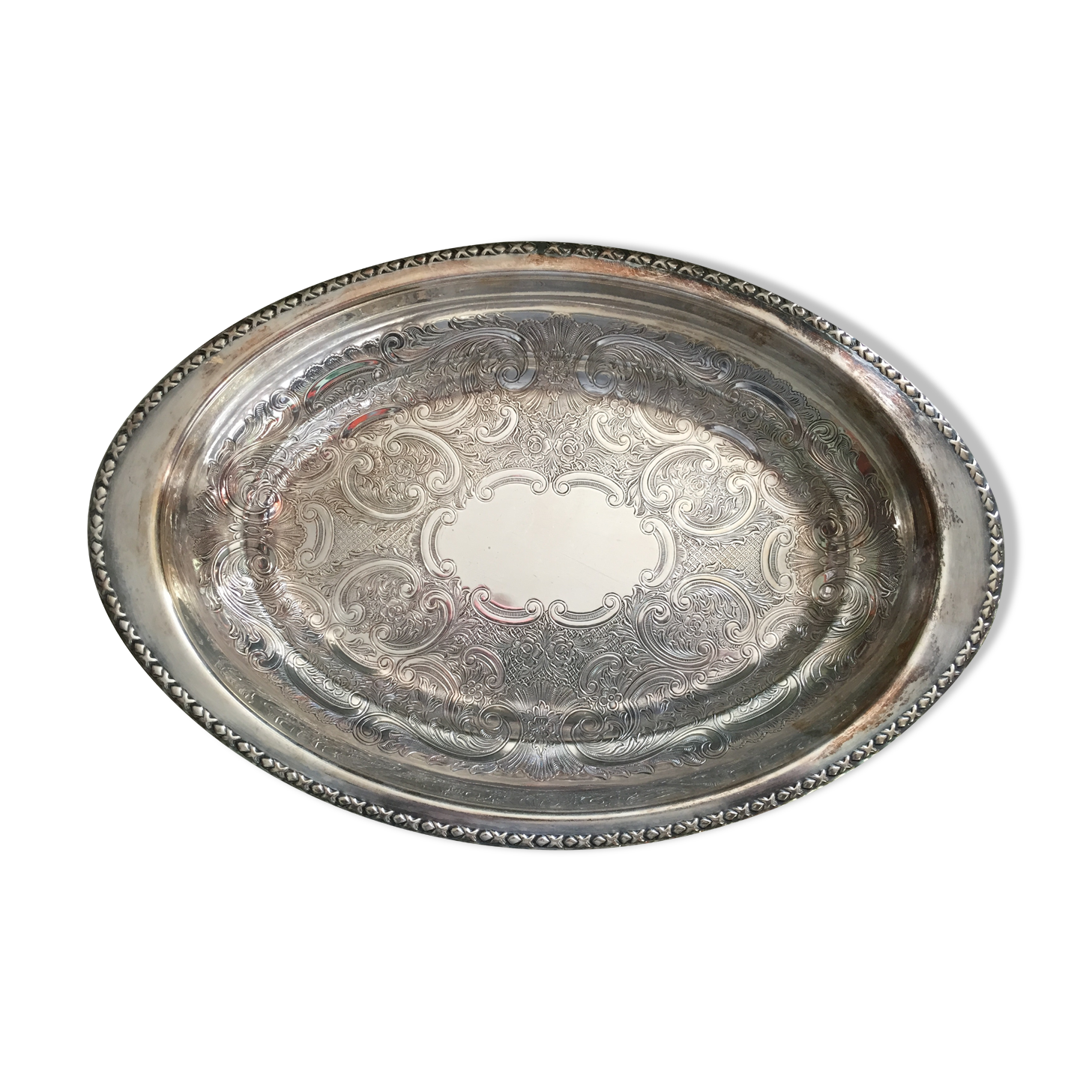 Oval plate in silver metal