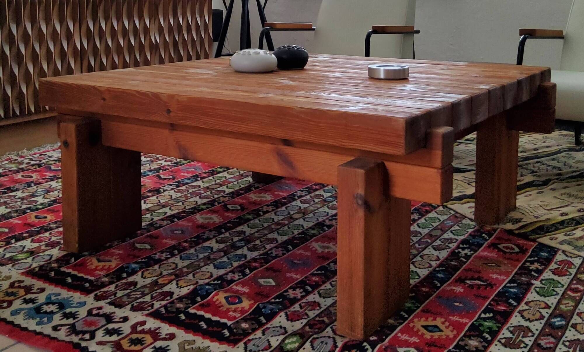 Scandinave table basse brutaliste en pin massif -  1960–1970